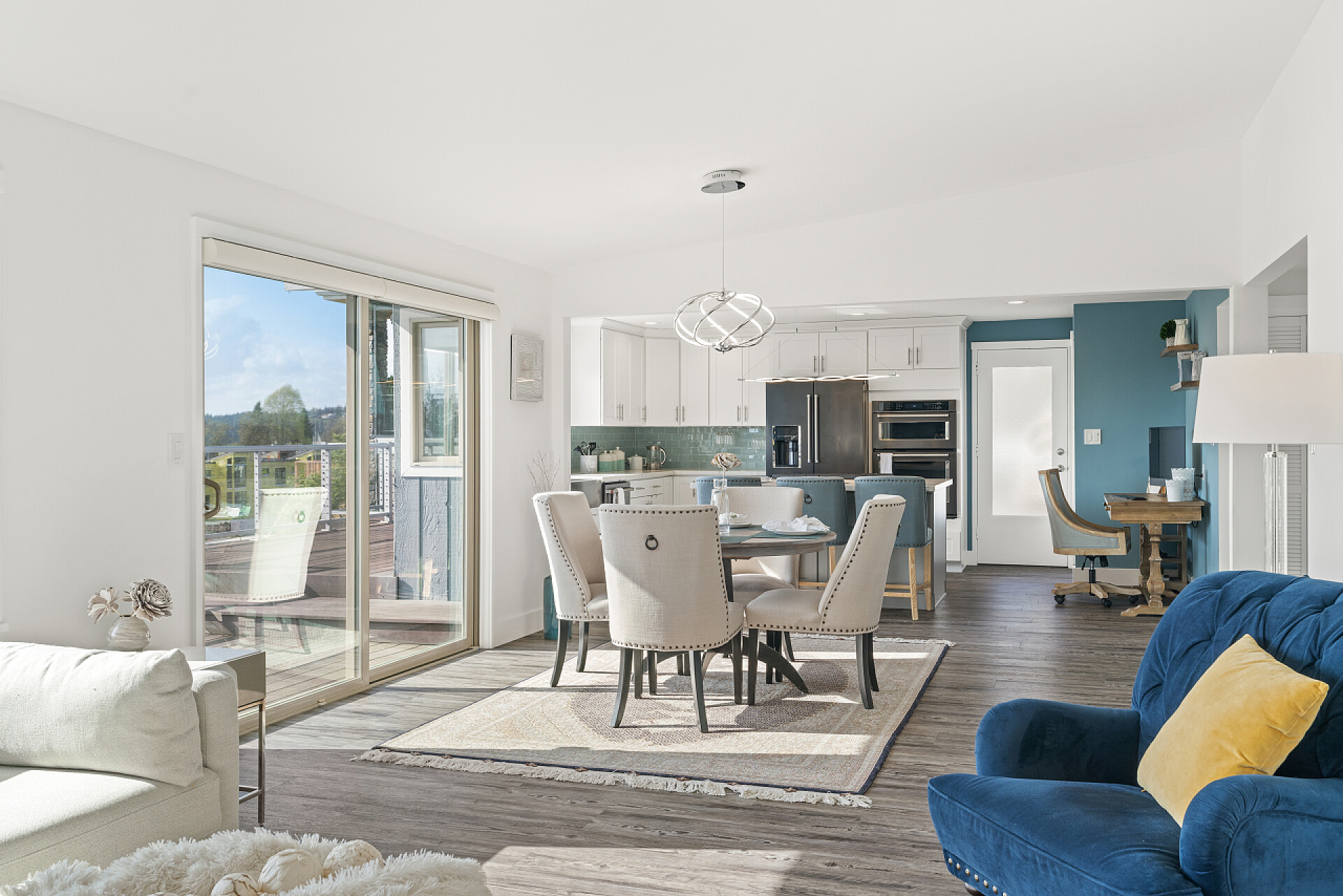 现代简约客厅装修设计新装修房屋的客厅、饭厅和厨房的内部。大窗户上有美丽的水景