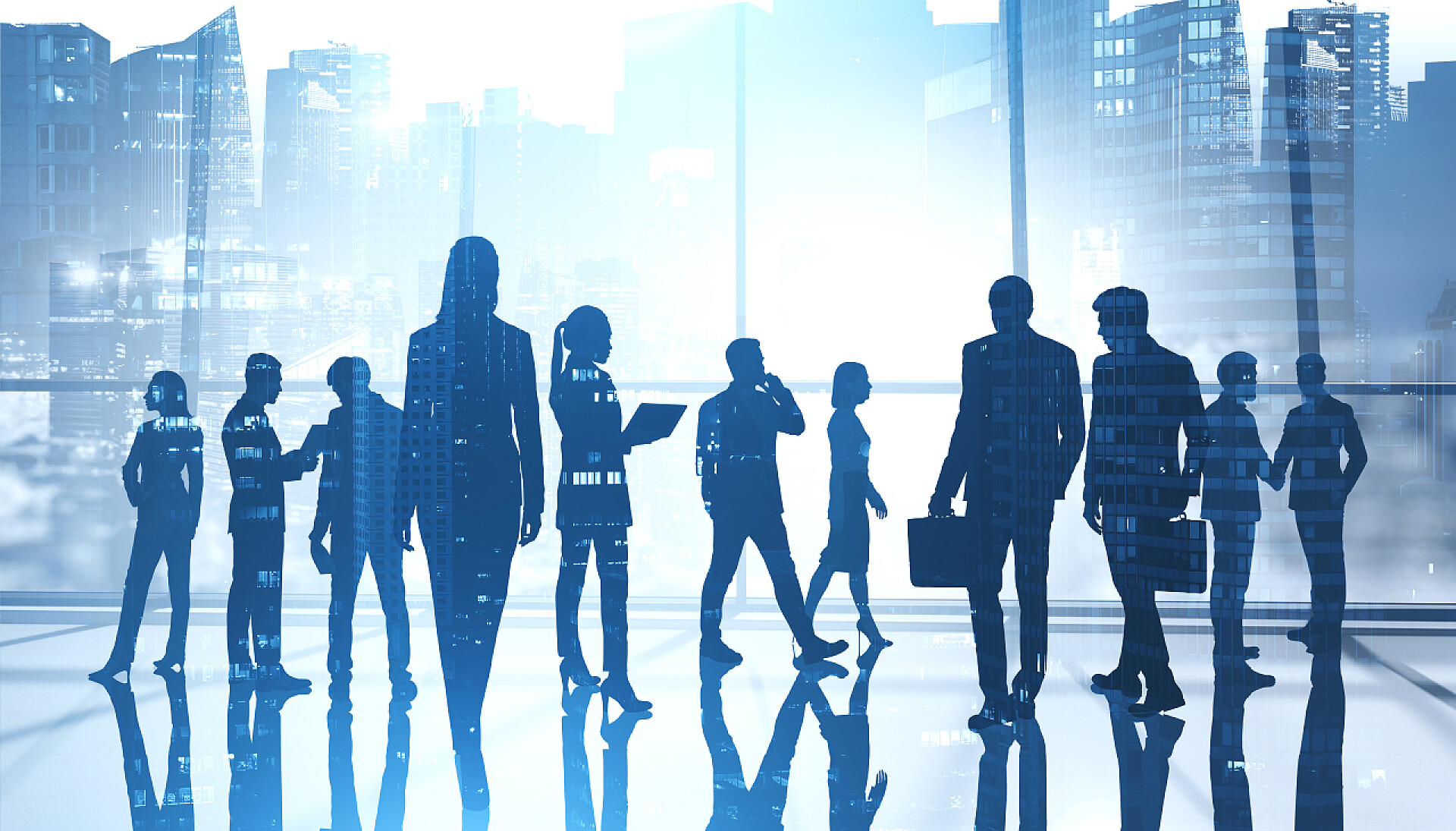 一群人站在高楼大厦前商业人士在全景办公室一起工作的轮廓，双重暴露了模糊的夜景。团队合作的概念。被投掷的图像