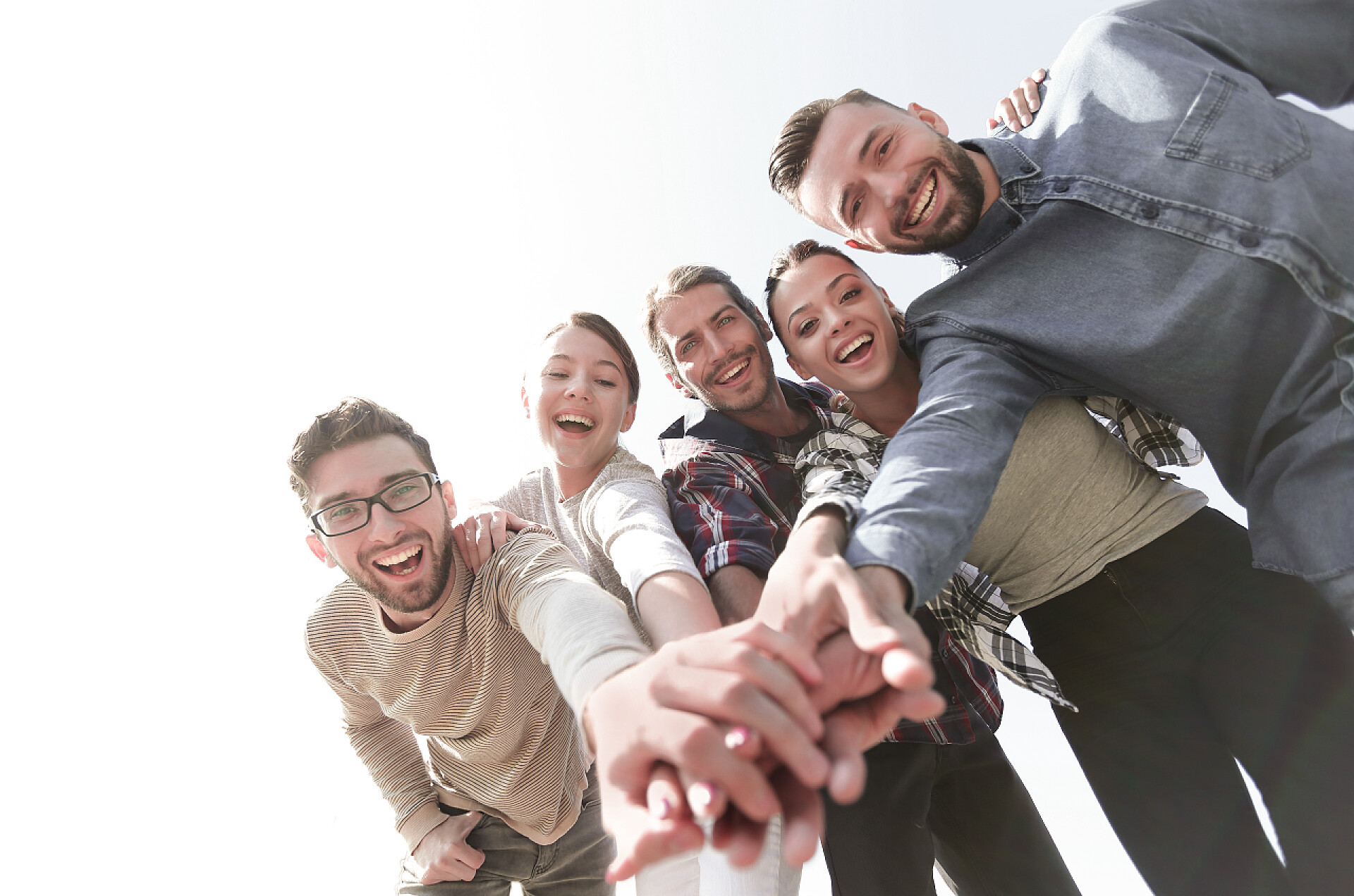 一群人手叠在一起加油鼓劲有创意的团队，手牵手