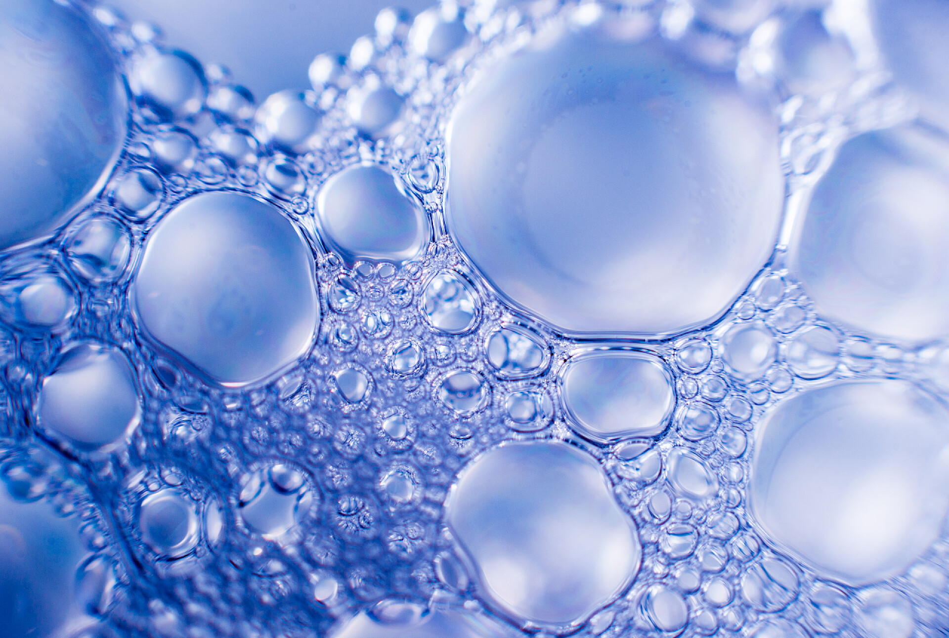 紫色背景上的肥皂泡彩色肥皂和水泡。摘要背景.