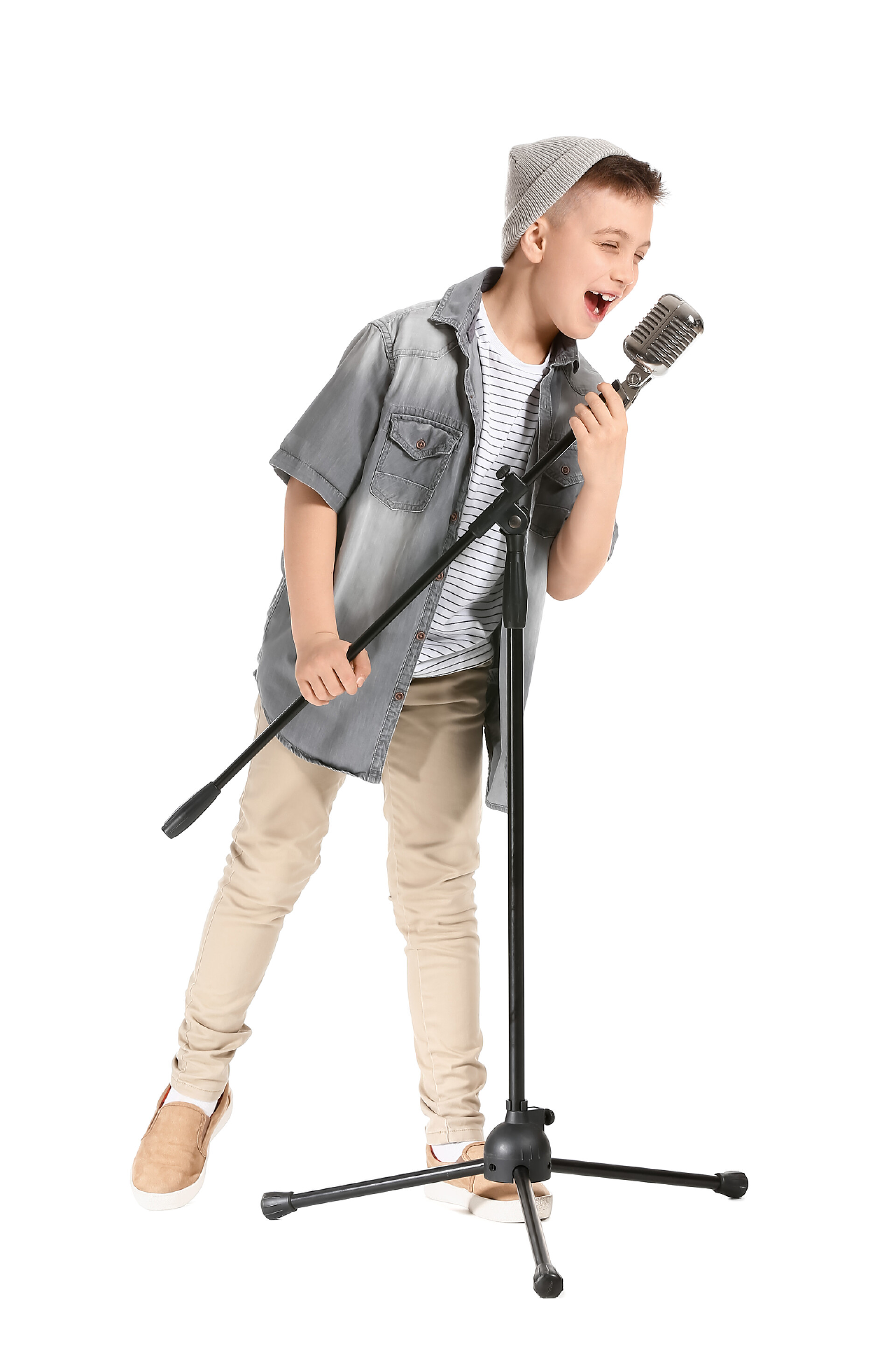 白色背景上唱歌的小男孩可爱的小男孩在白人背景下歌唱