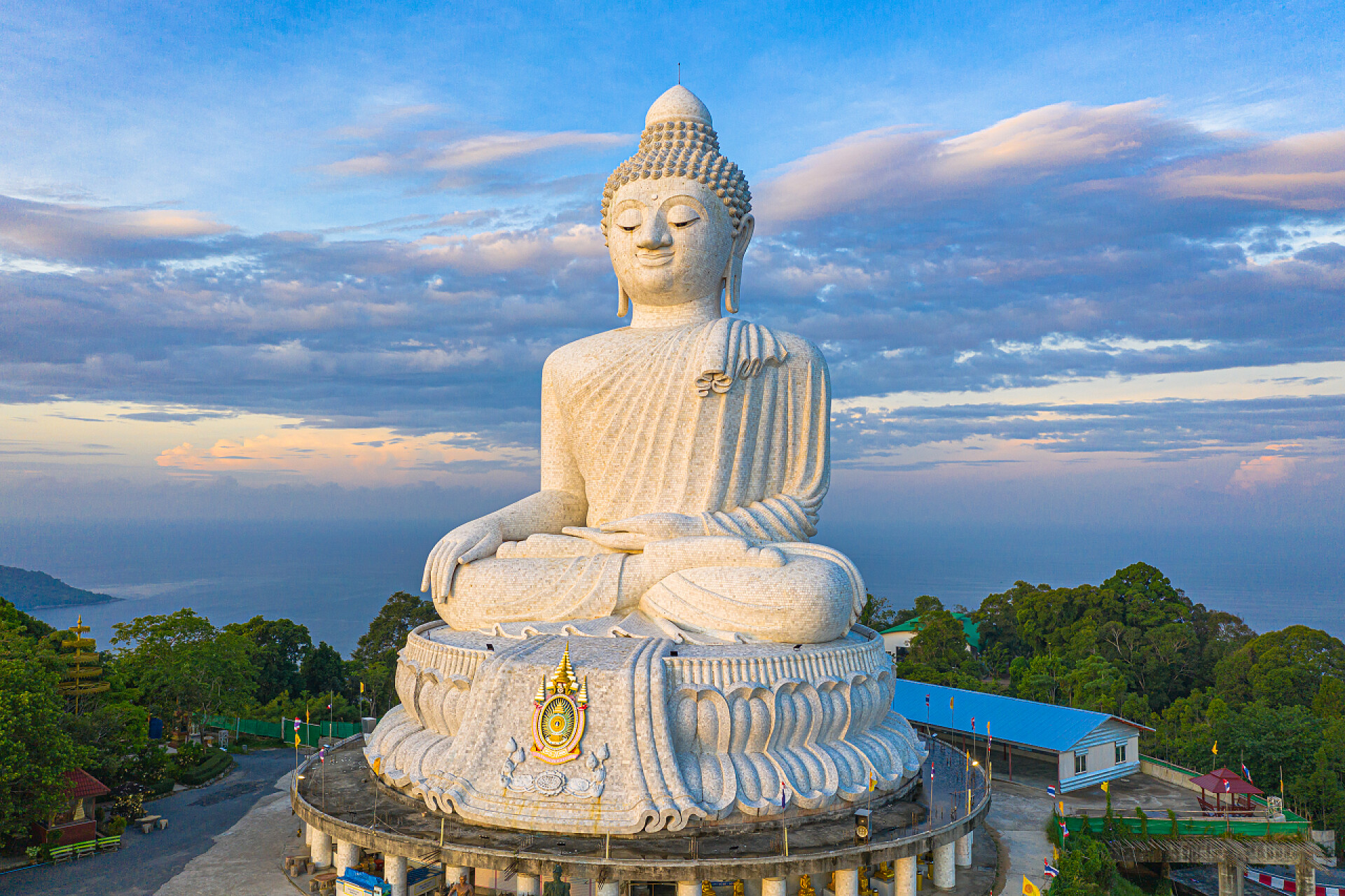 蓝天白云下的普吉大佛像蓝色的天空和蓝色的大海在普吉大佛像的背面