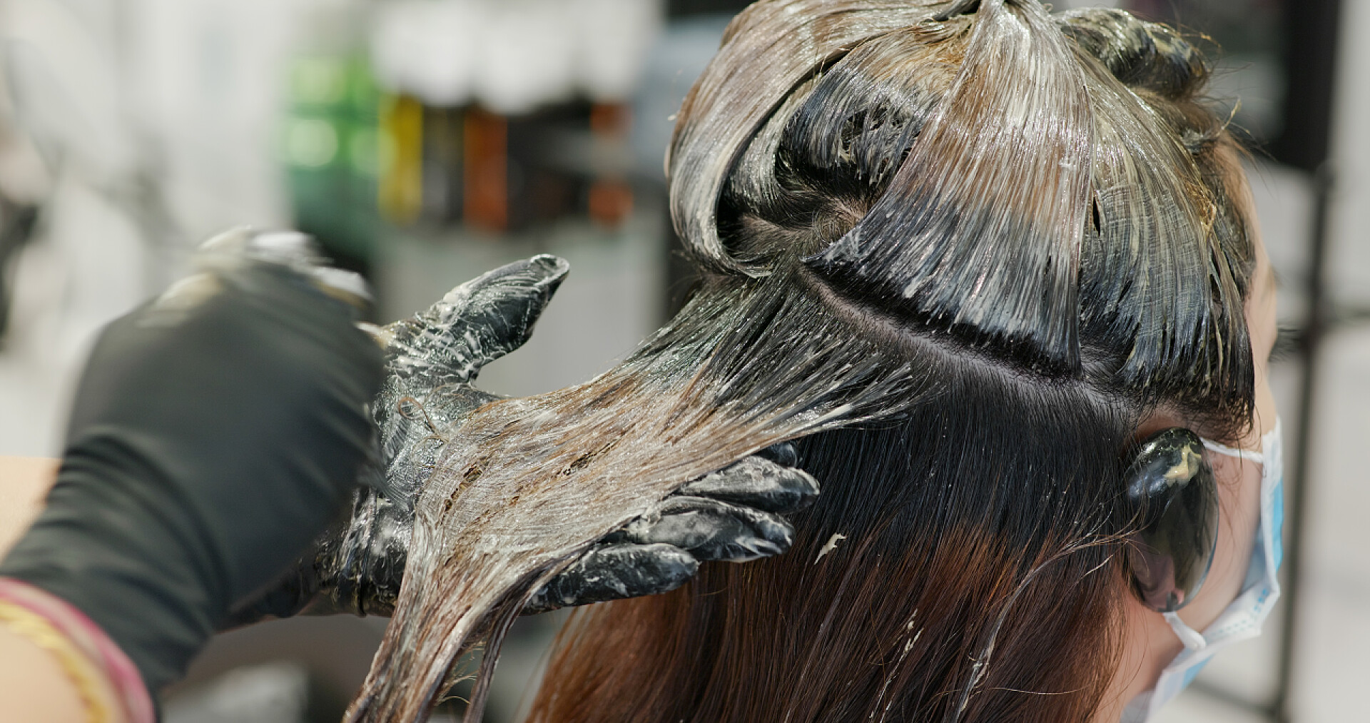 理发师给女人美发女人去美发店理发