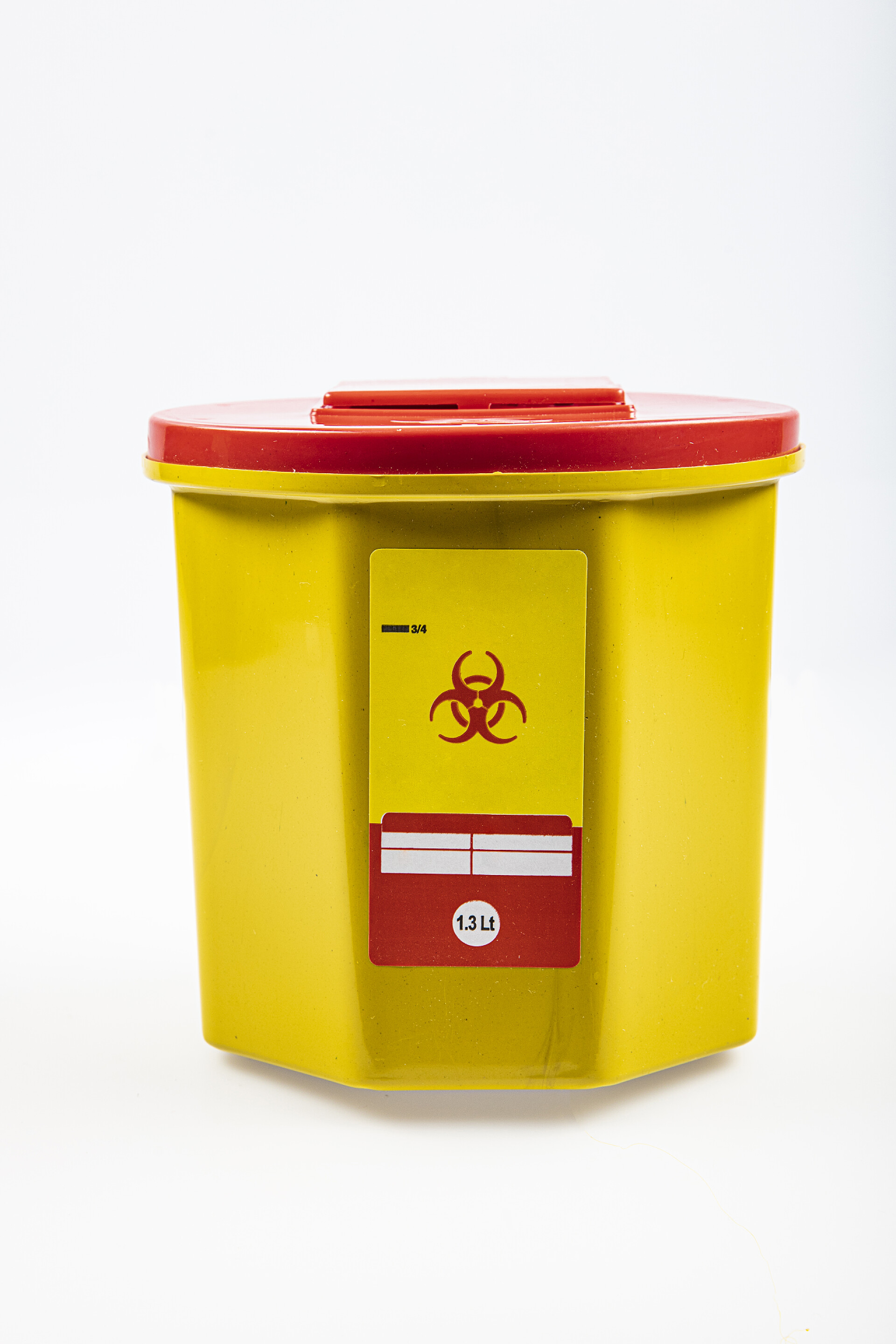 白色背景上的医疗废物垃圾箱医疗废物垃圾箱：1.3升。白色背景下分离的黄色医疗污染医疗废物容器.