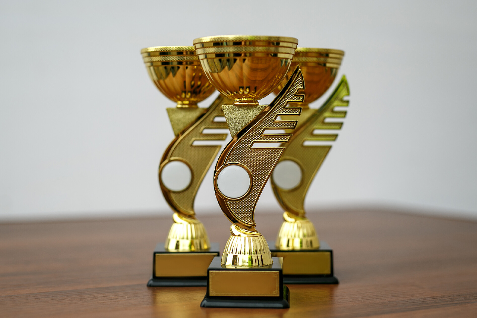 桌子上的奖杯获奖者杯在桌上.