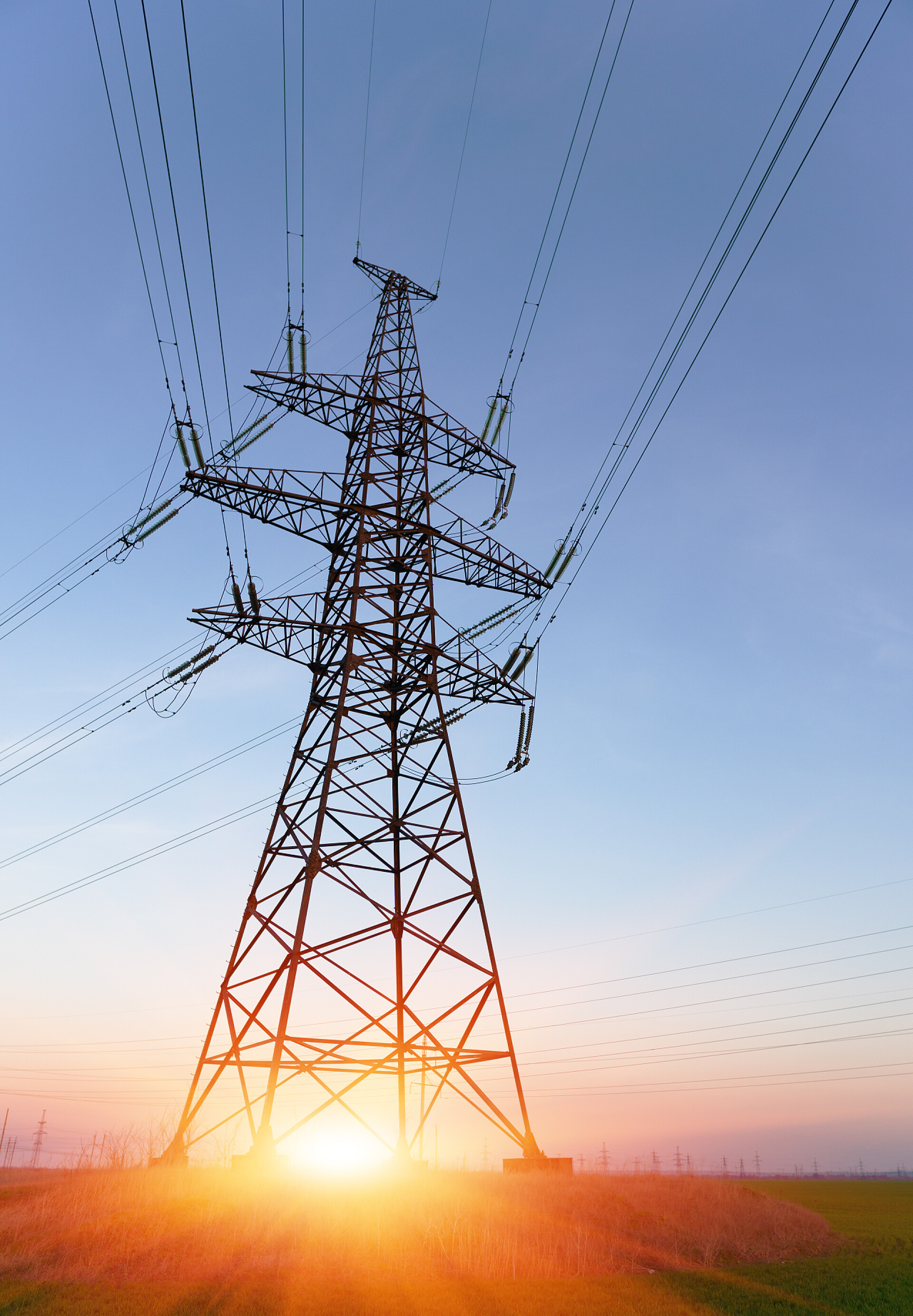 日落时分的高压输电塔日落或日出时的高压电力线。高压输电塔.