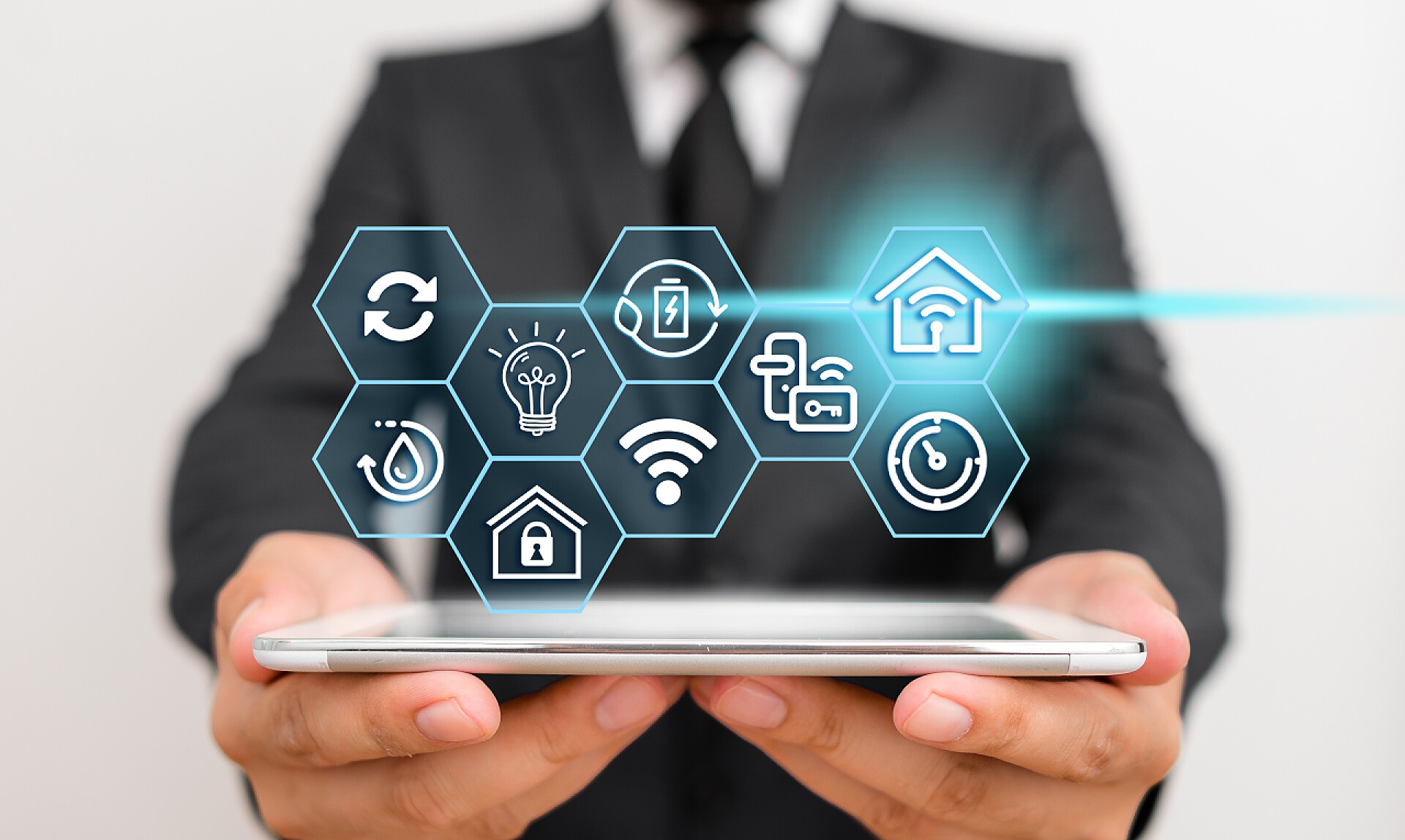 商务人士手拿智能手机最新的数字技术、社交媒体、网络连接和通信、商业、金融概念的弊端与不同的设置.