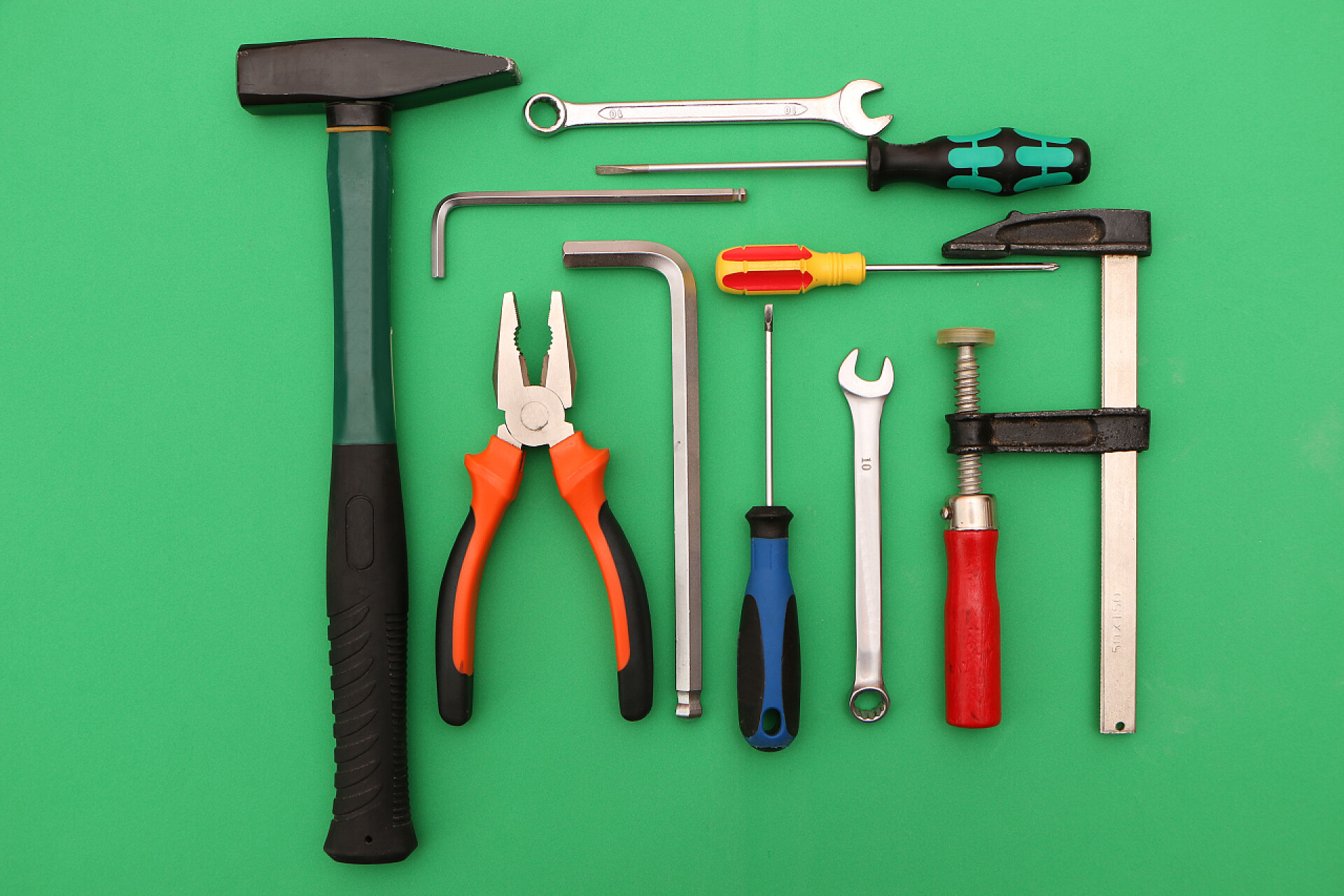 绿色背景上的工具一套绿色背景的新手工工具.广告牌上的一套新的手动工具.背景是绿色的.