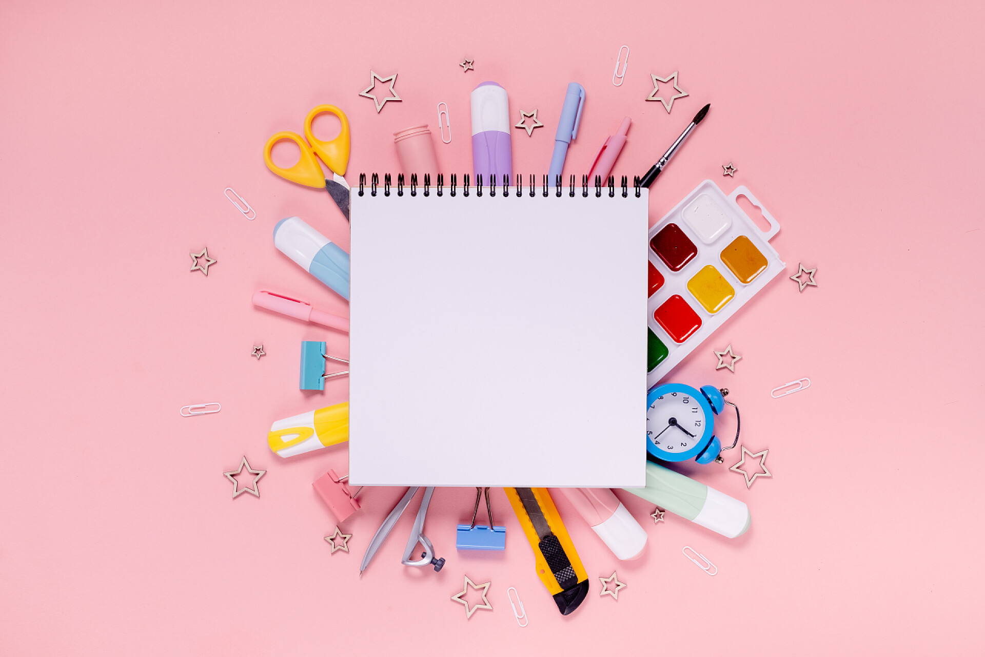 粉色背景上的学习用品回到学校概念笔记本，铅笔盒，文具和学习用品。顶部水平视图彩色背景粉红色