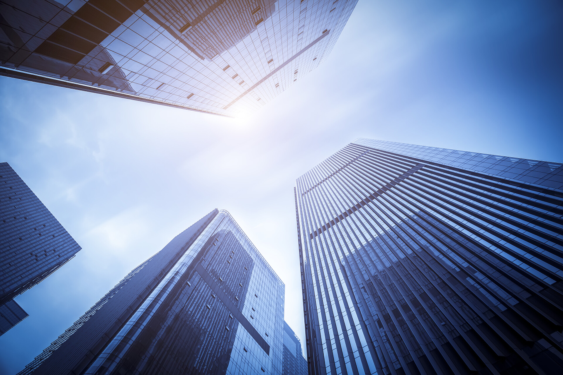 仰视现代城市的高楼大厦深圳摩天大楼的低角度视图.