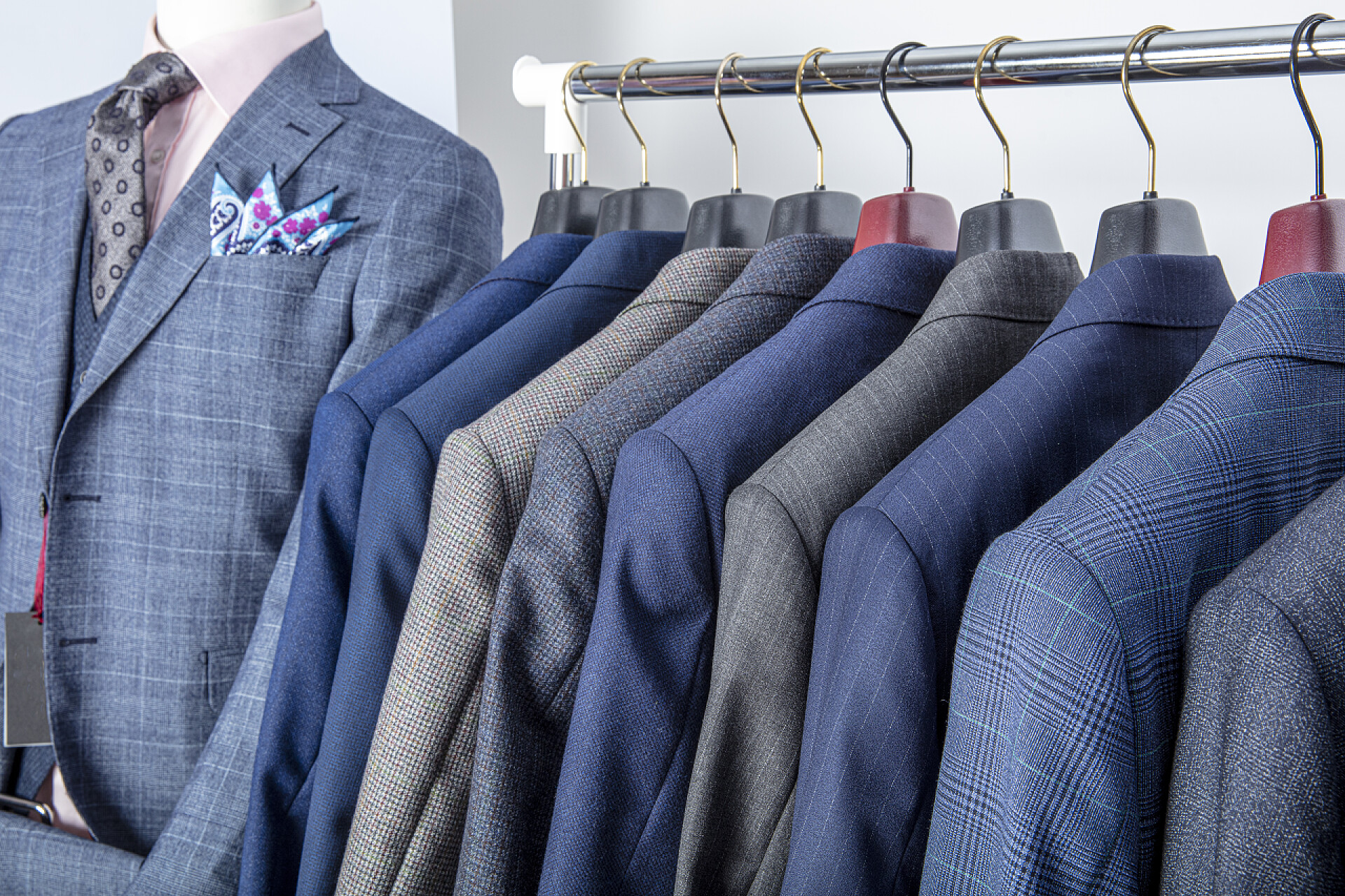 男装商店的西服男装商店衣架上的男装
