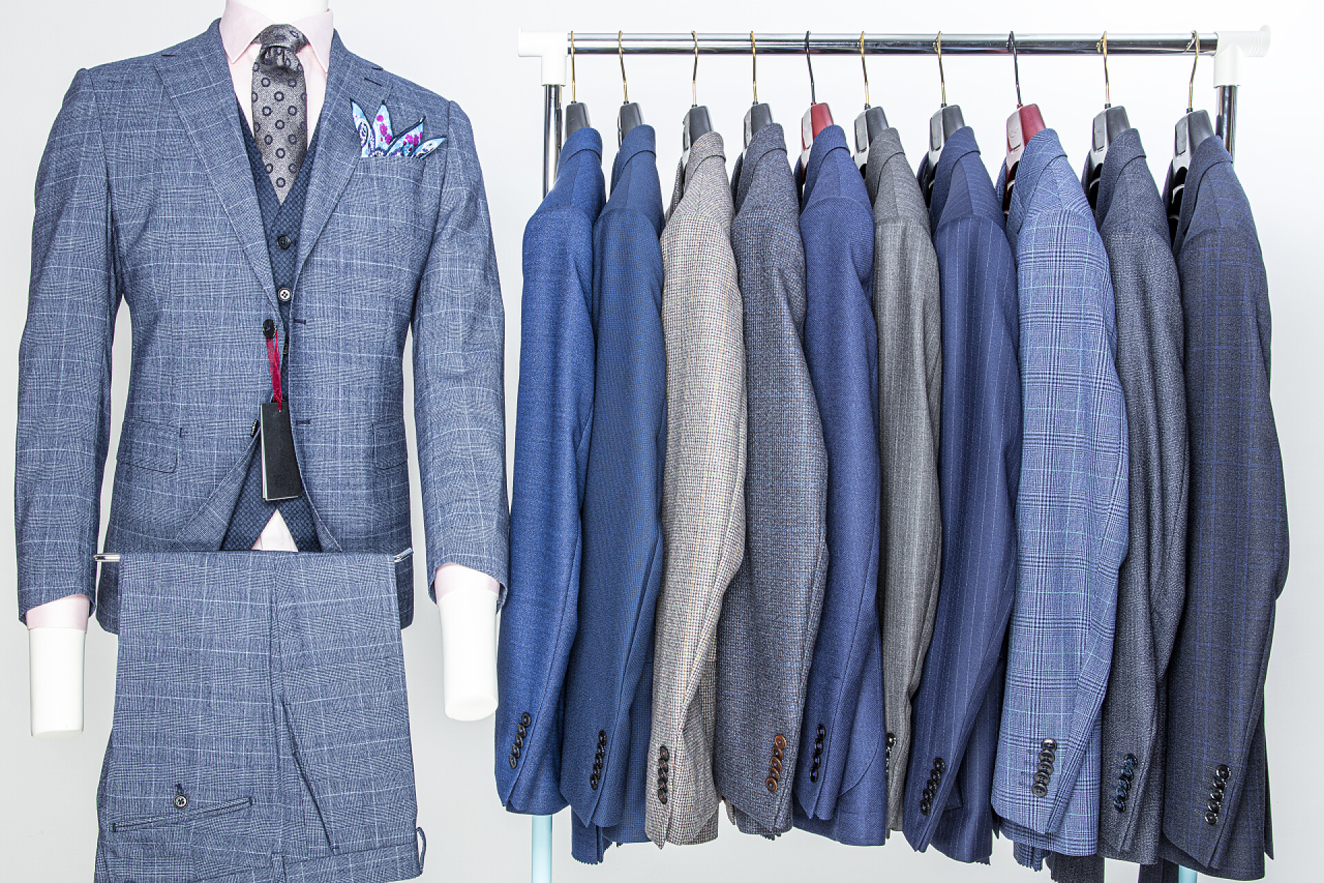 男装商店的西服男装商店衣架上的男装
