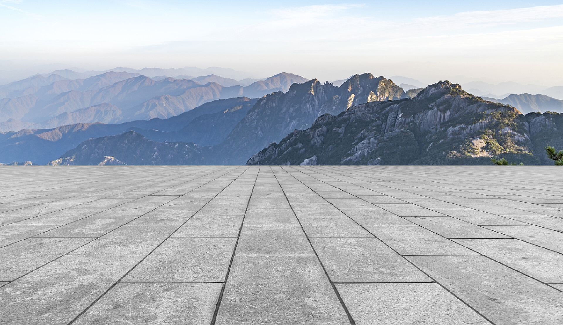 日落时分空旷的地面和远处的高山空旷的广场楼板及美丽的自然景观