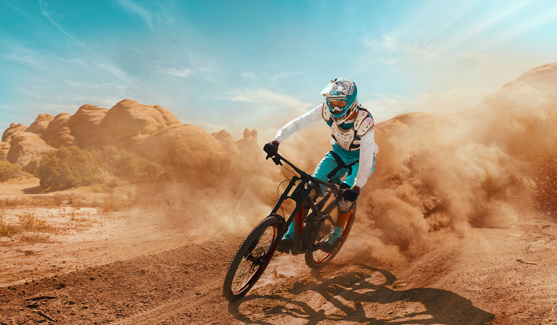 在沙地上骑自行车下坡了骑自行车的骑自行车者.