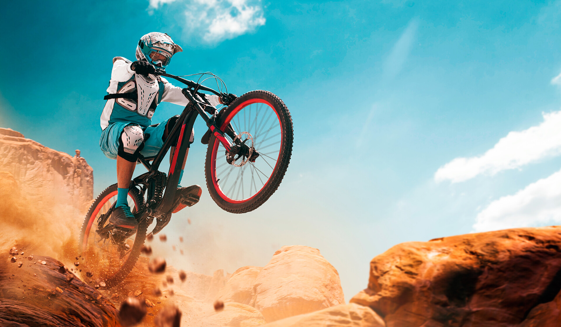 在沙地上骑自行车下坡了骑自行车的骑自行车者.