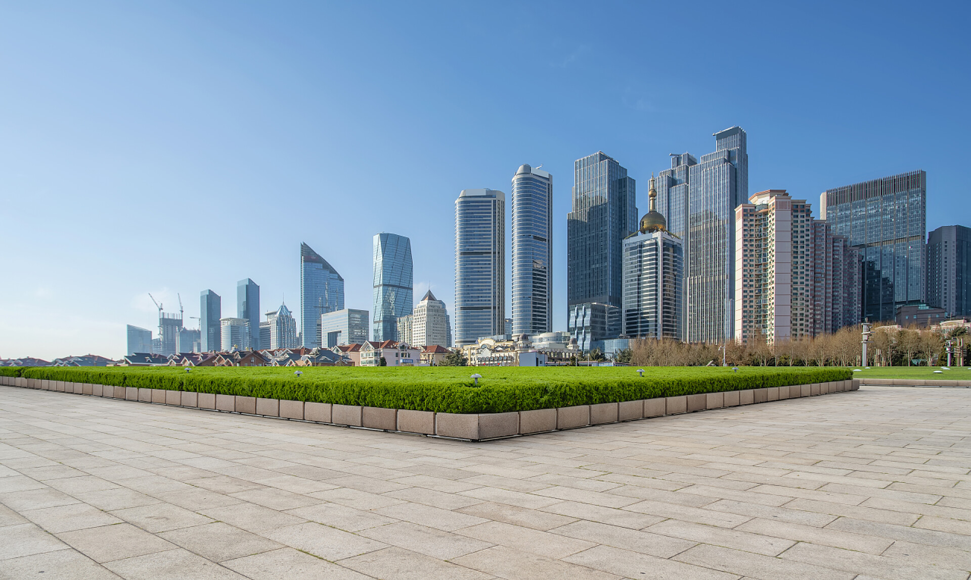 青岛市现代建筑群青岛市天际线和正方形地砖建筑垃圾