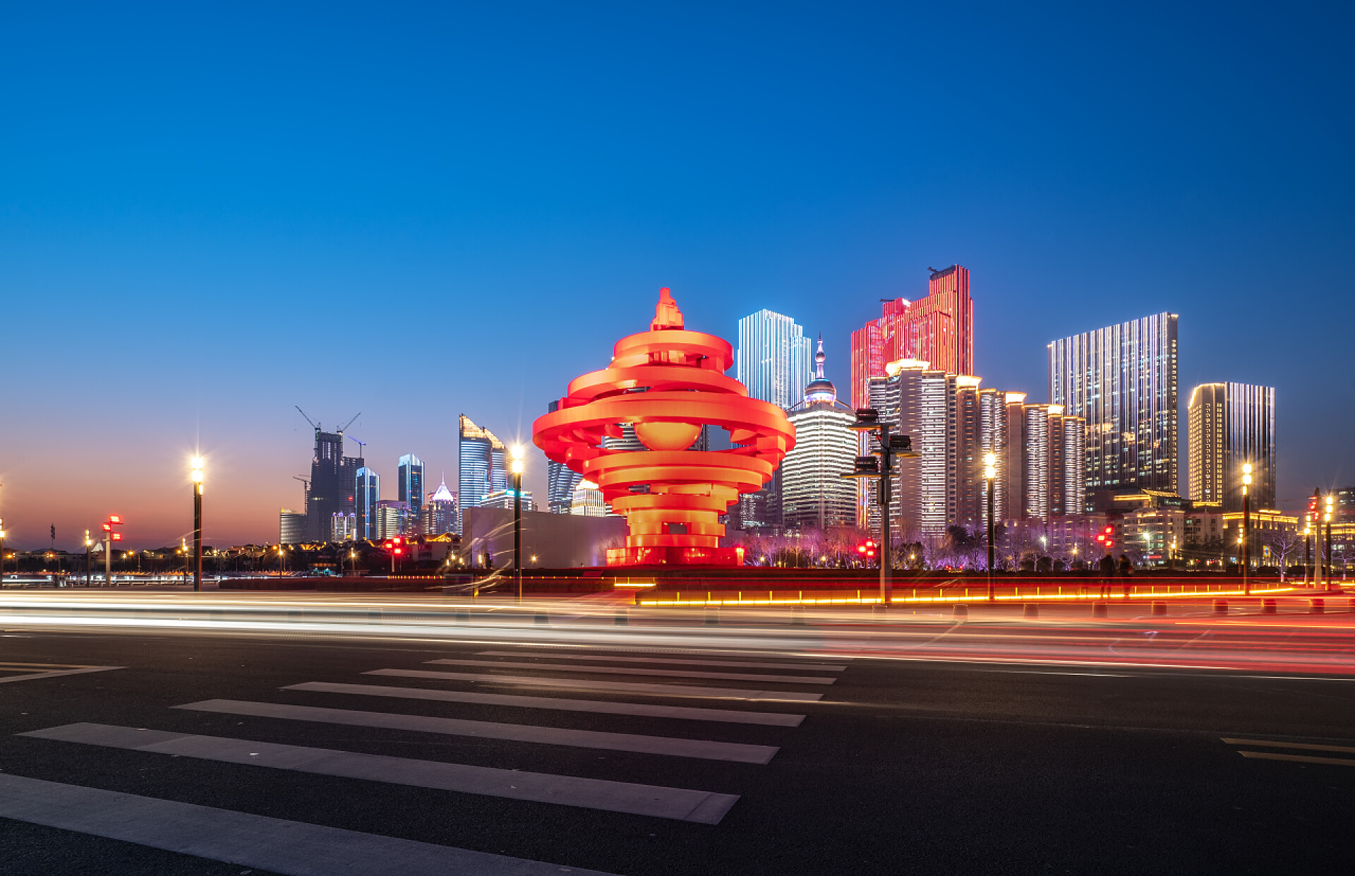青岛市现代建筑夜景青岛市城市建筑工地的夜景