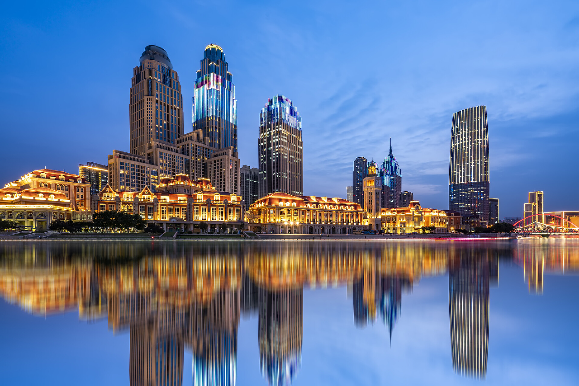 天津现代建筑群夜景图天津城市的夜景