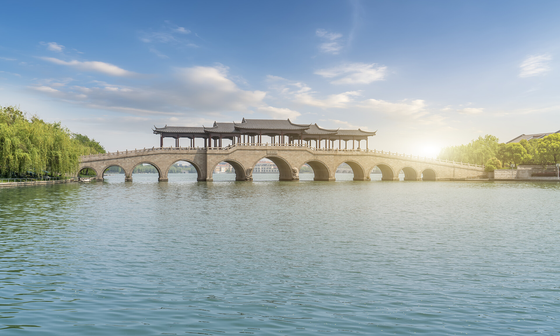 金鸡湖与湖面桥梁苏州金吉湖与城市现代建筑景观