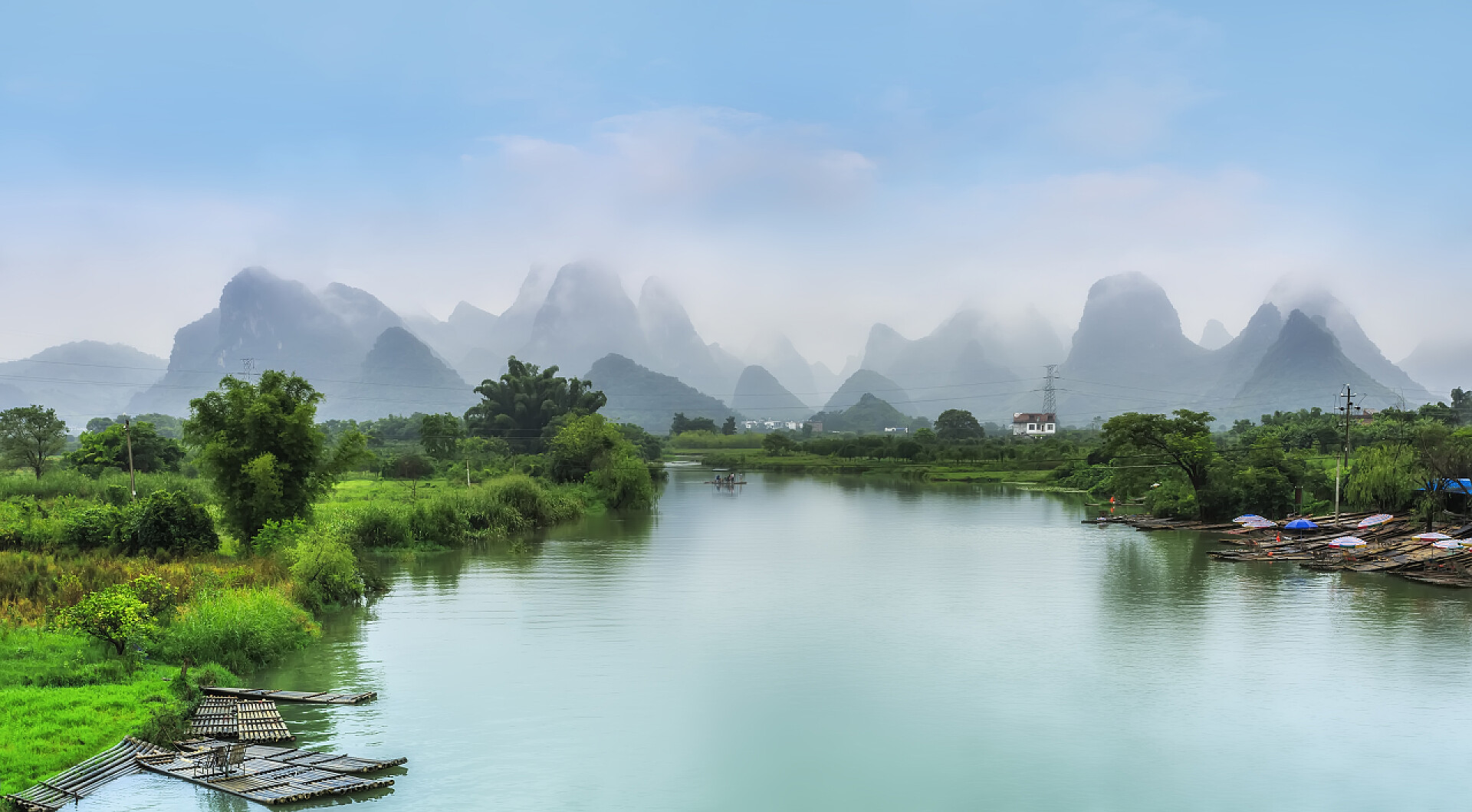 桂林遇龙河与喀斯特山水景观C．阳朔桂林玉龙江与喀斯特山水景观