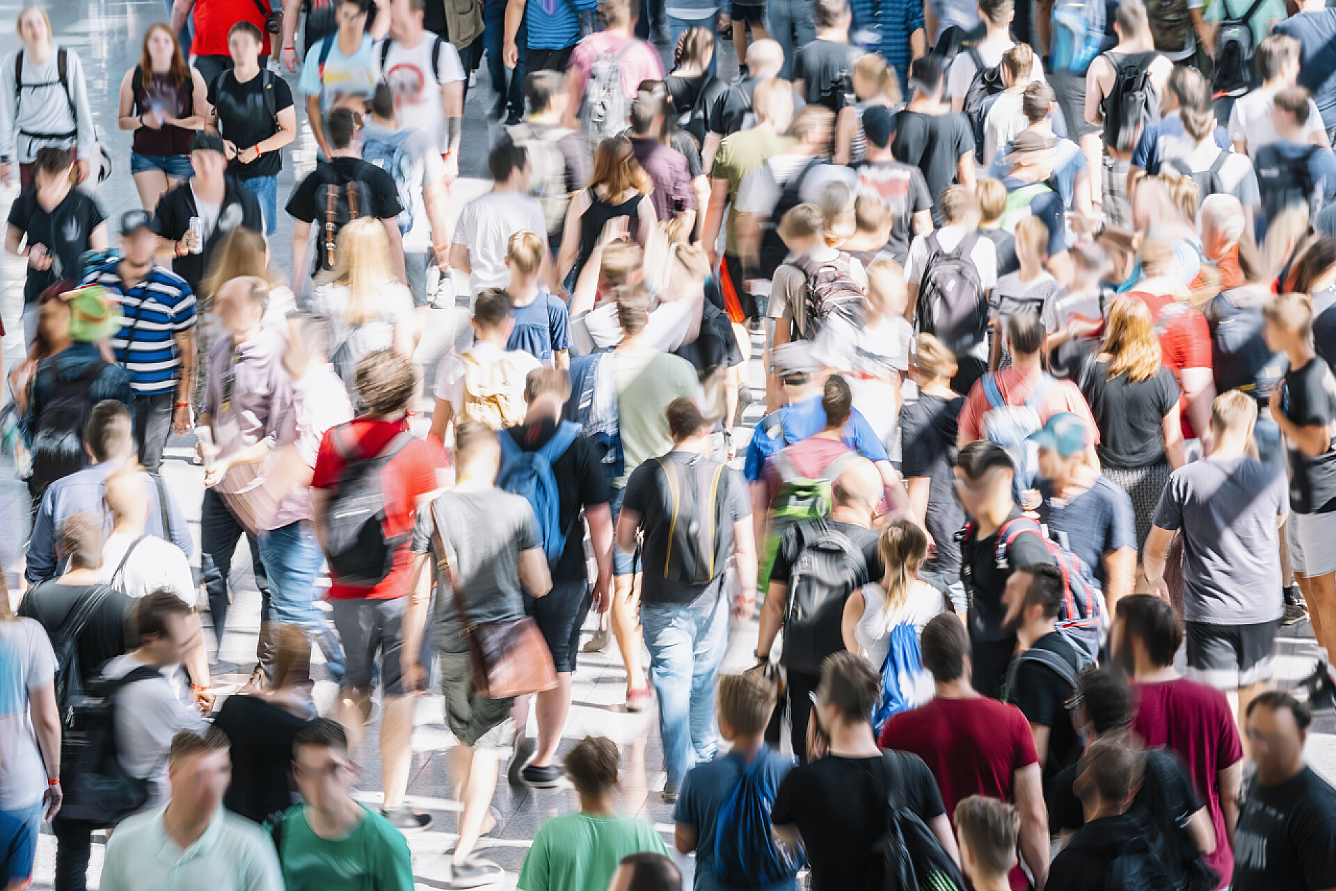 拥挤的人群现代大厅里模糊不清的人