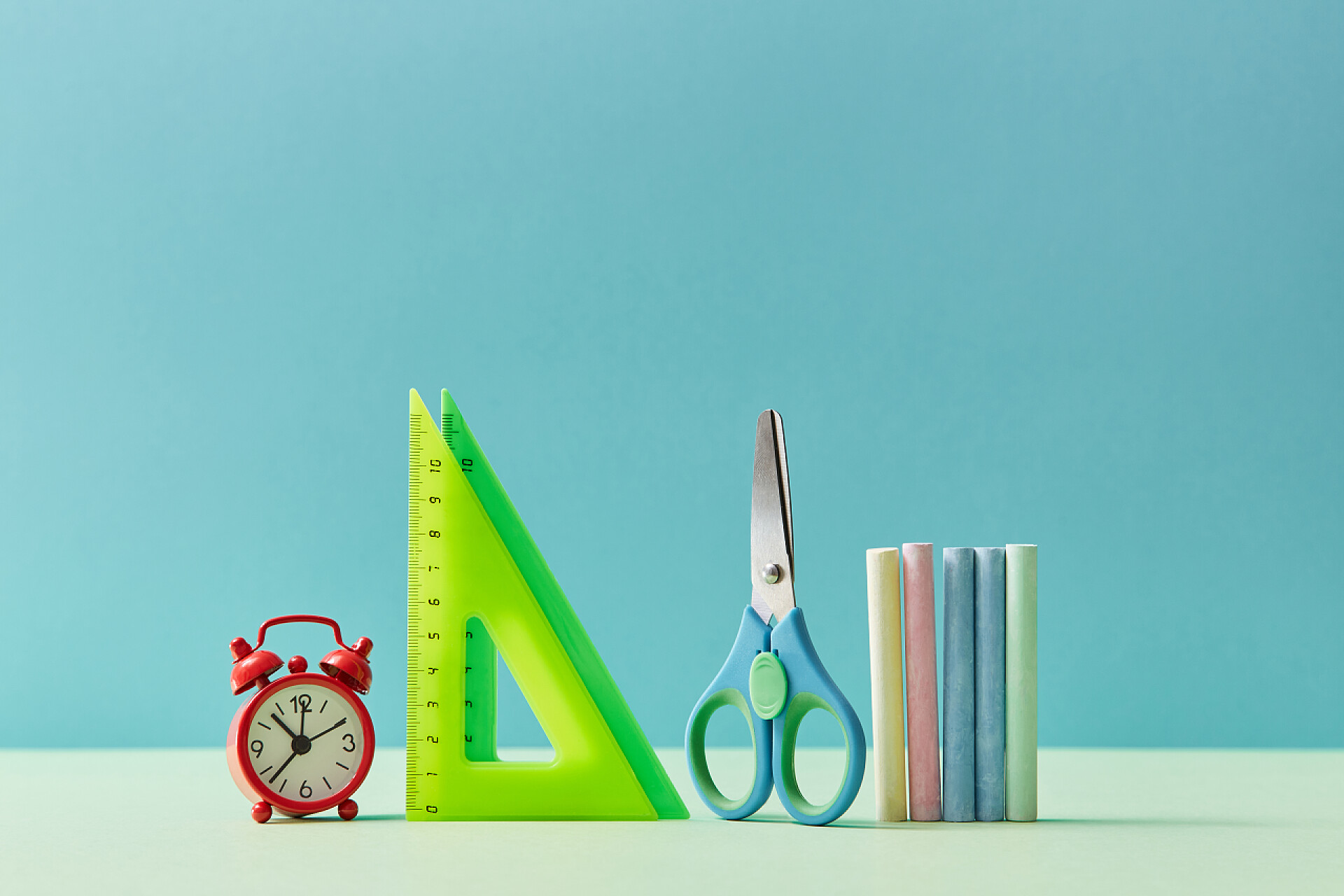 各种各样的文具文具盒。尺子，剪刀，蜡笔和闹钟，复制空间。是时候研究背景了回到学校的概念.