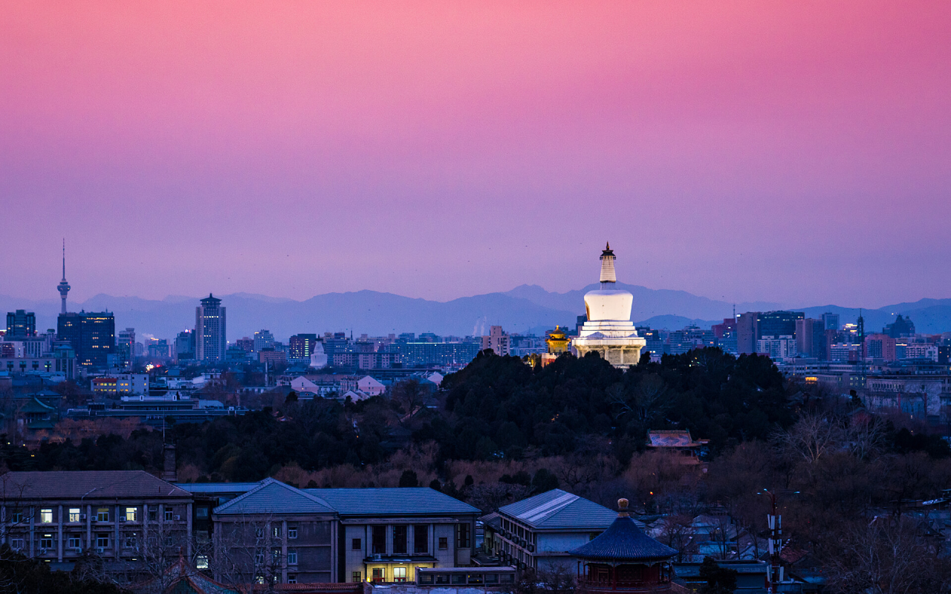 中国北京北海公园白塔落日中国北京北海公园白塔落日.