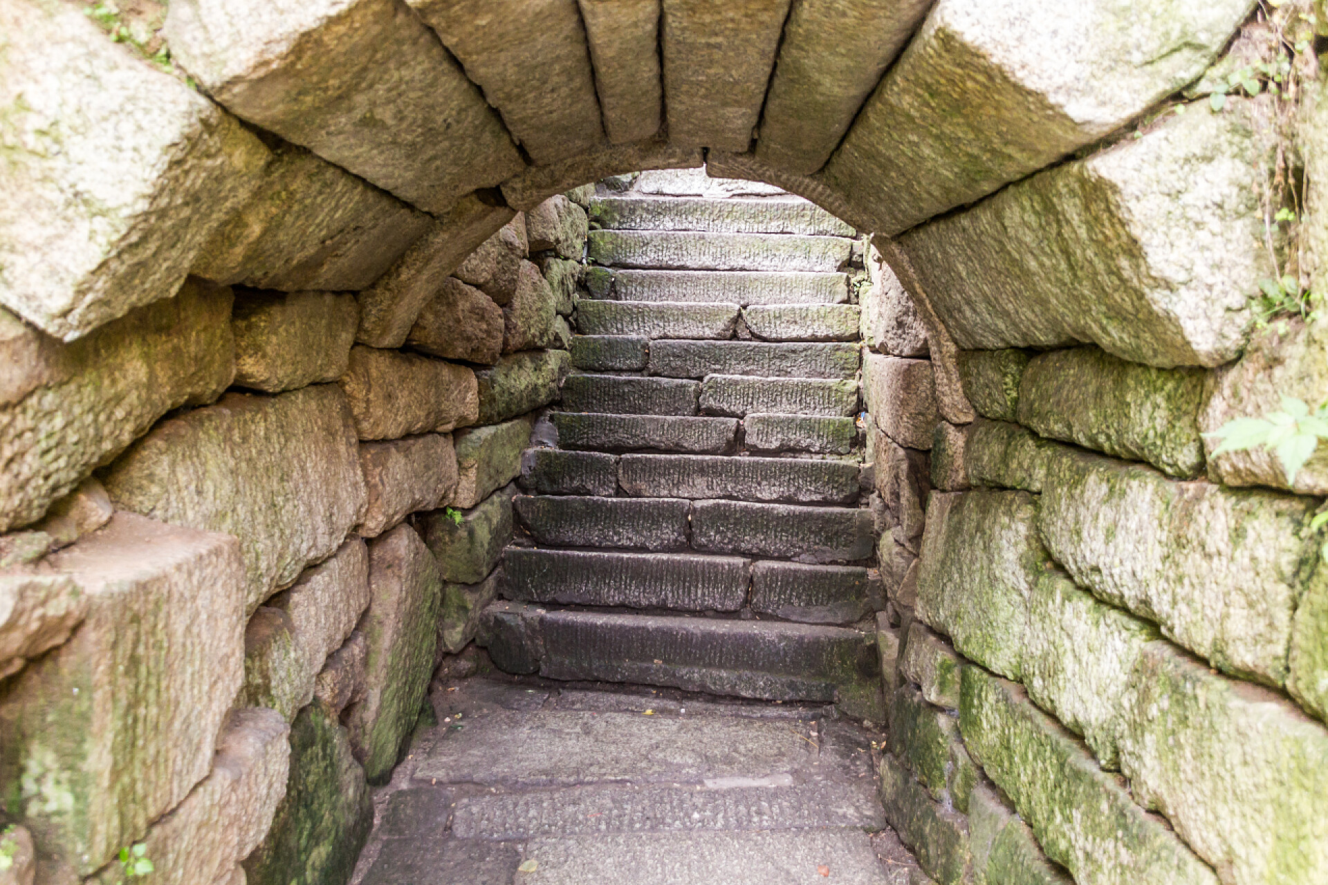 华山山峰的阶梯通往中国华山山峰的阶梯