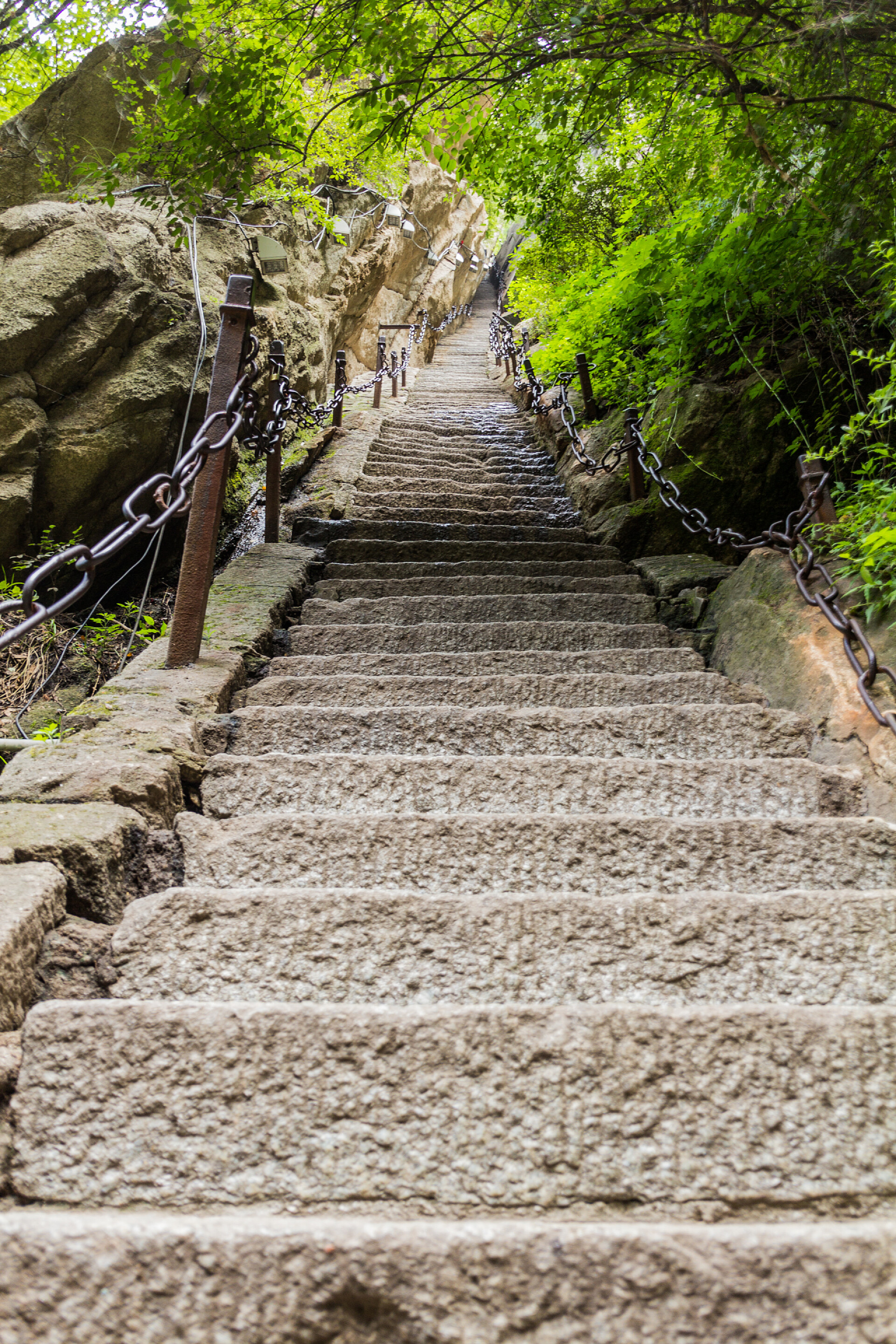 华山山峰的阶梯通往中国华山山峰的阶梯