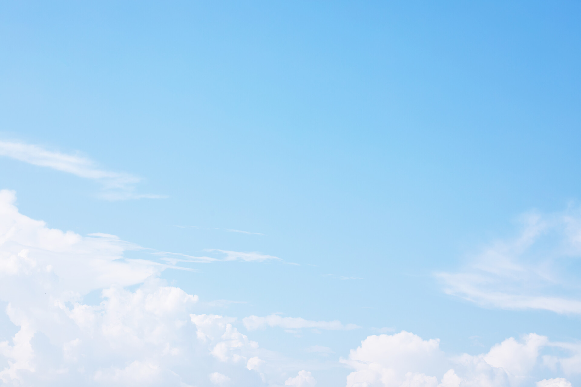 蓝色小清新天空背景蓝天背景和白云柔和聚焦，复制空间.