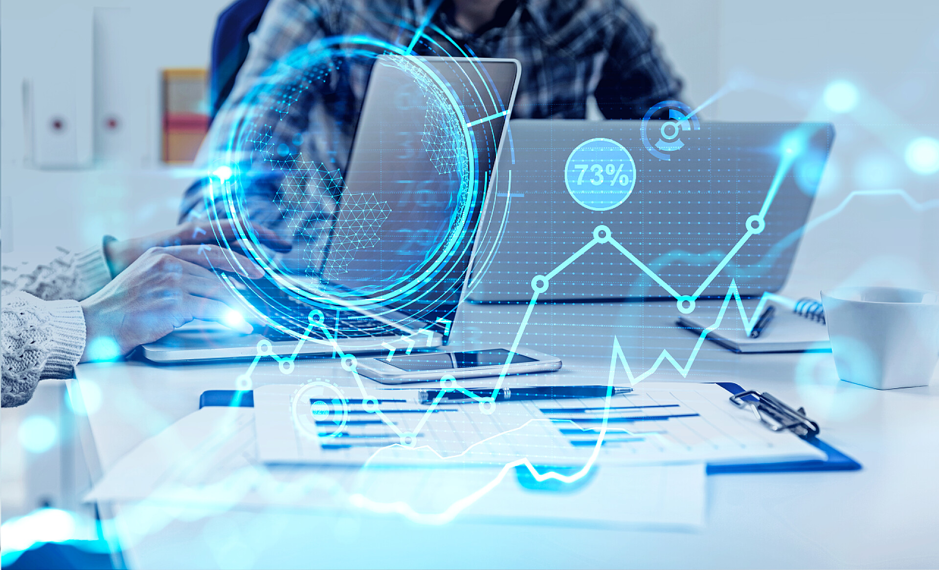 创意科技电脑背景商人和女商人在模糊的办公室里使用笔记本电脑，有双重暴露的金融界面。股票市场和技术的概念。被投掷的图像