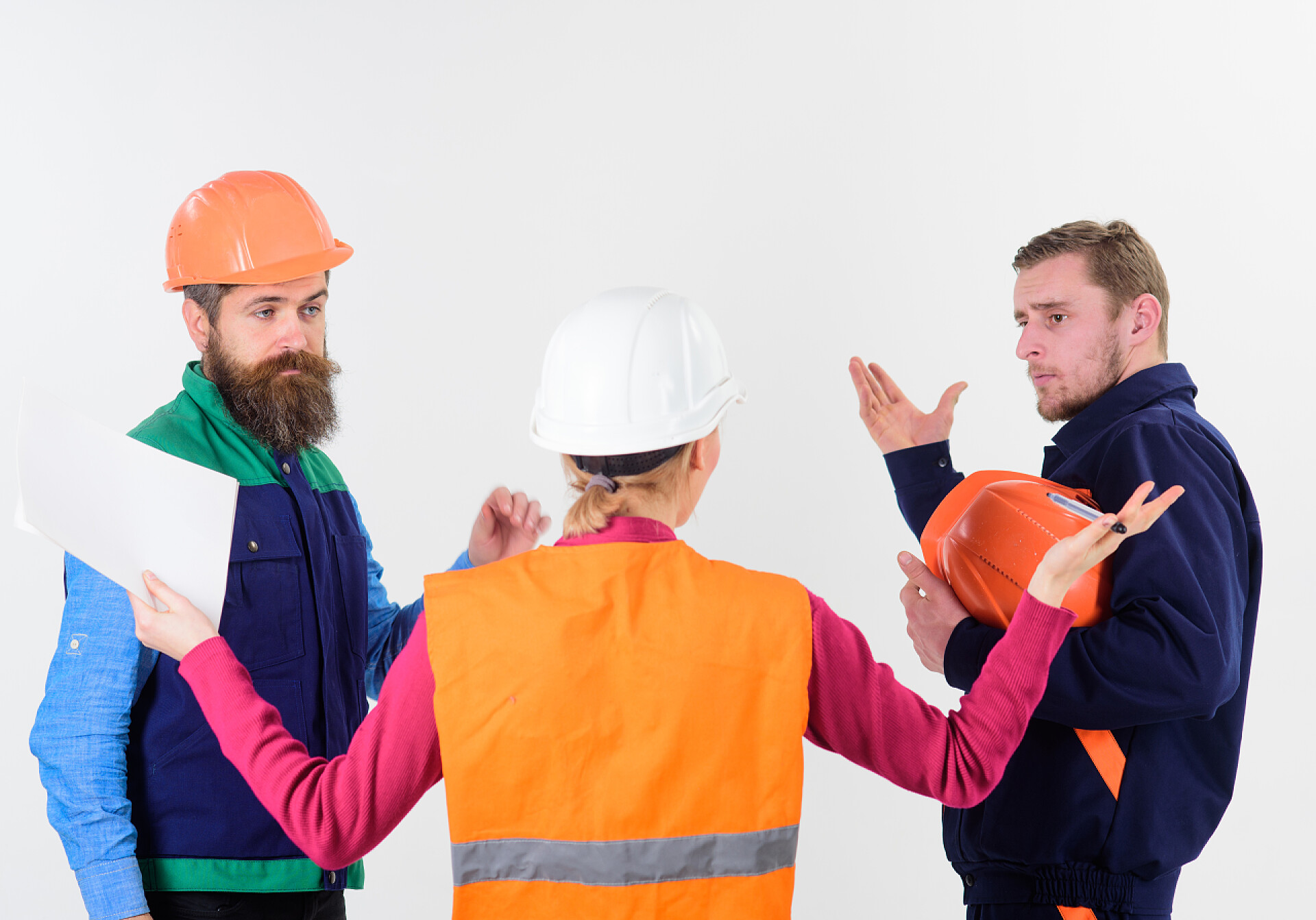 灰色背景上的正在讨论的建筑工程师劳动争议概念。建设者和工程师争论，误解.