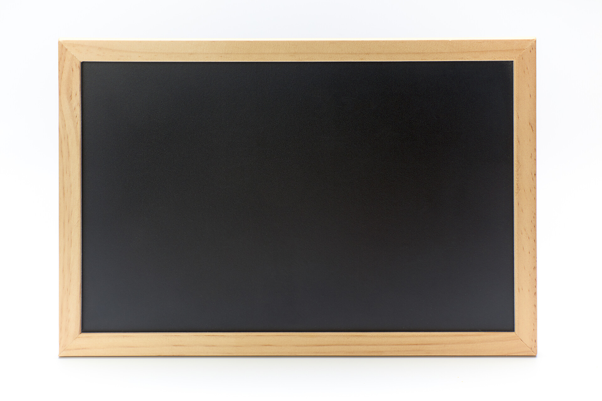 白色背景上的木制黑板白色背景上孤立的石板。学校概念，教师.