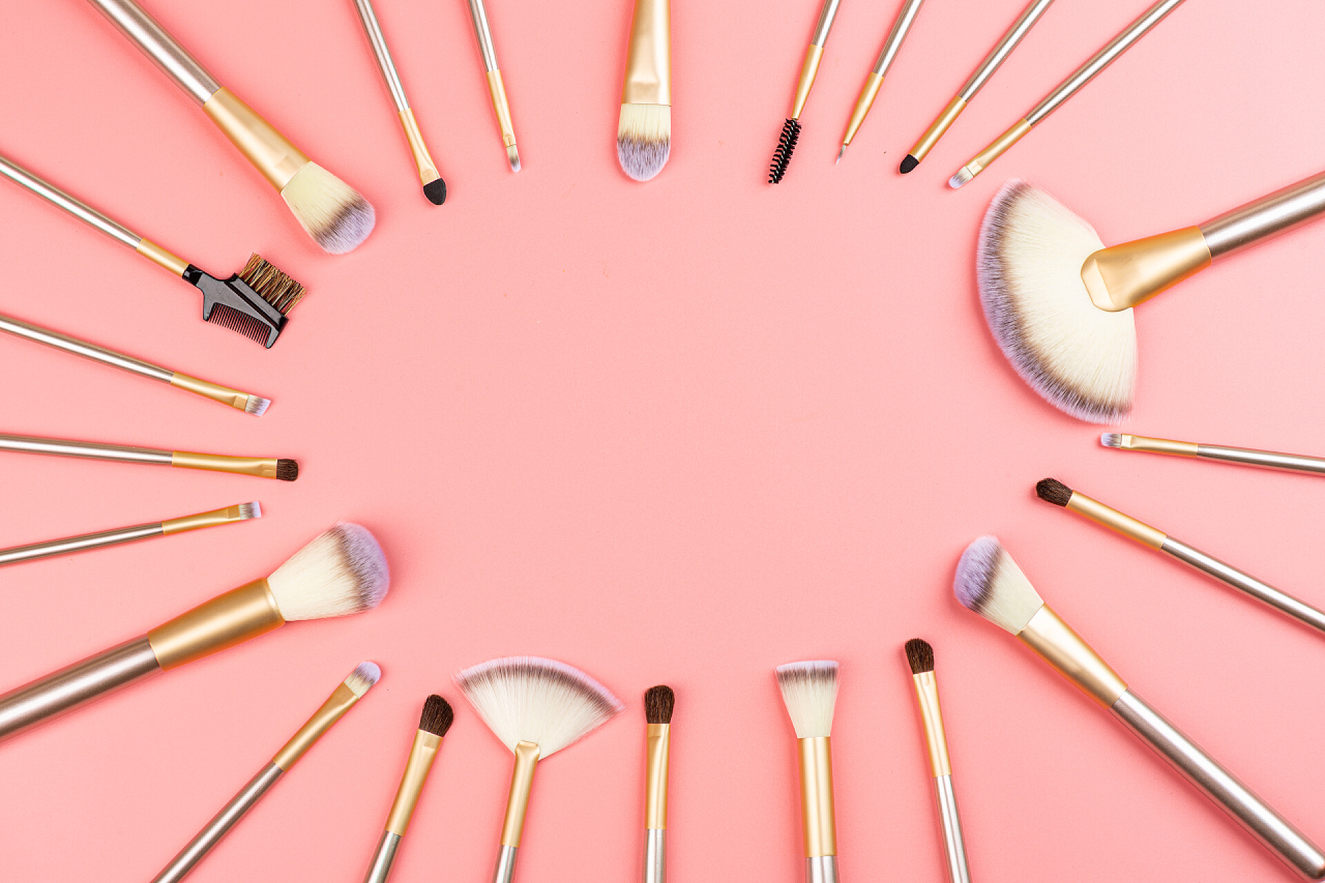 粉色背景下铺满化妆品配件化妆品化妆刷粉红的背景.平铺,顶视图,复制空间.化妆品配件、模型、模板