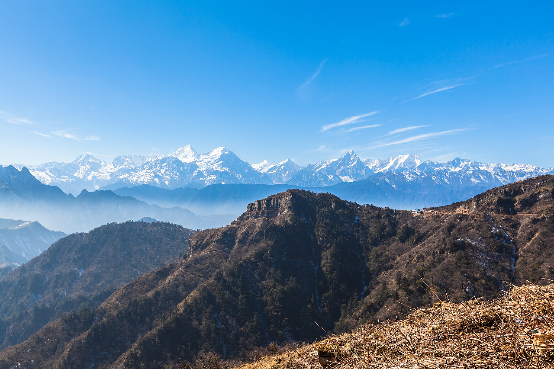 蓝天白云层层叠叠的山自然风景中国四川省，包括Minya Konka（7556m）在内的山脉全景