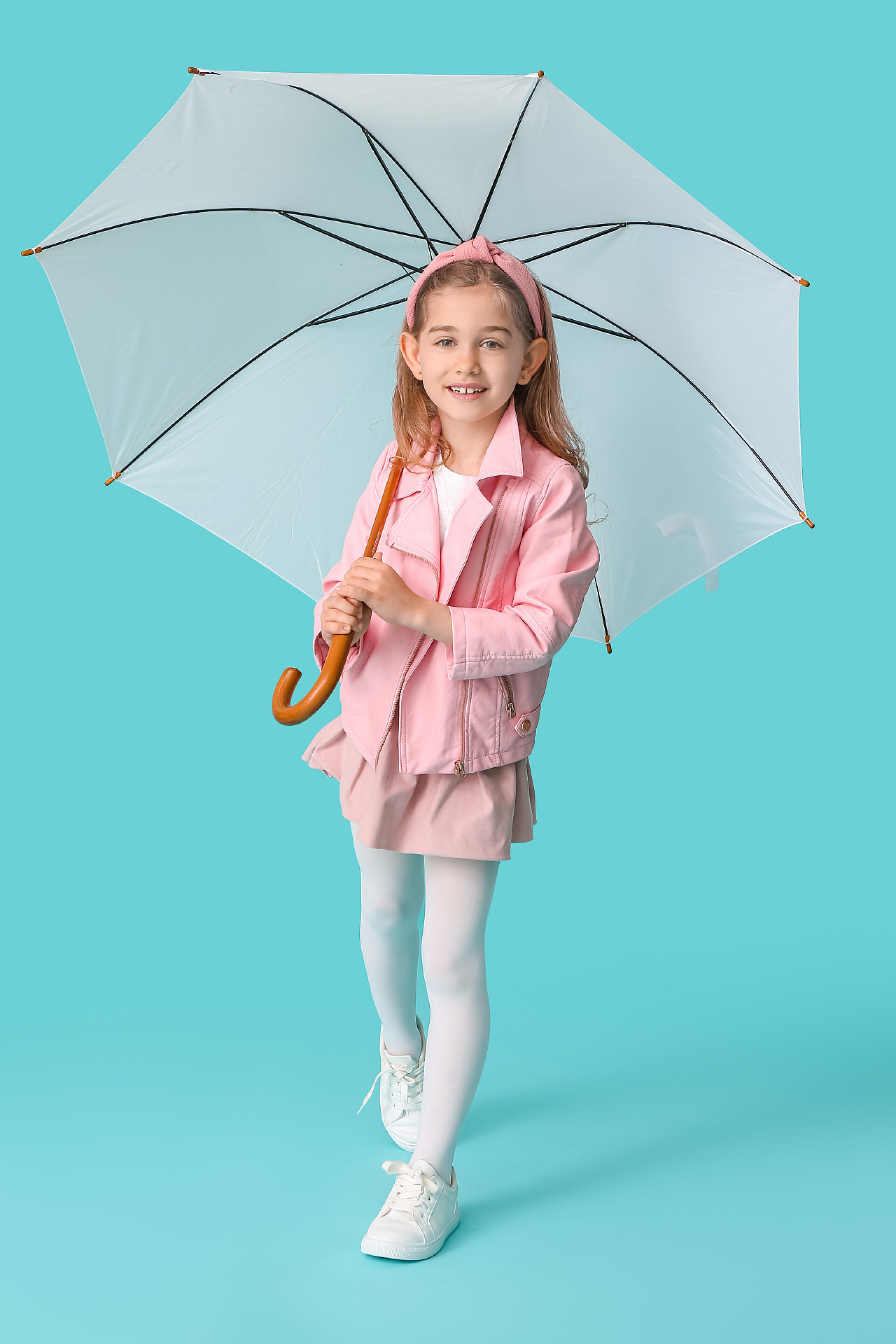 蓝色背景上一个女孩打着伞可爱的小女孩与伞的颜色背景