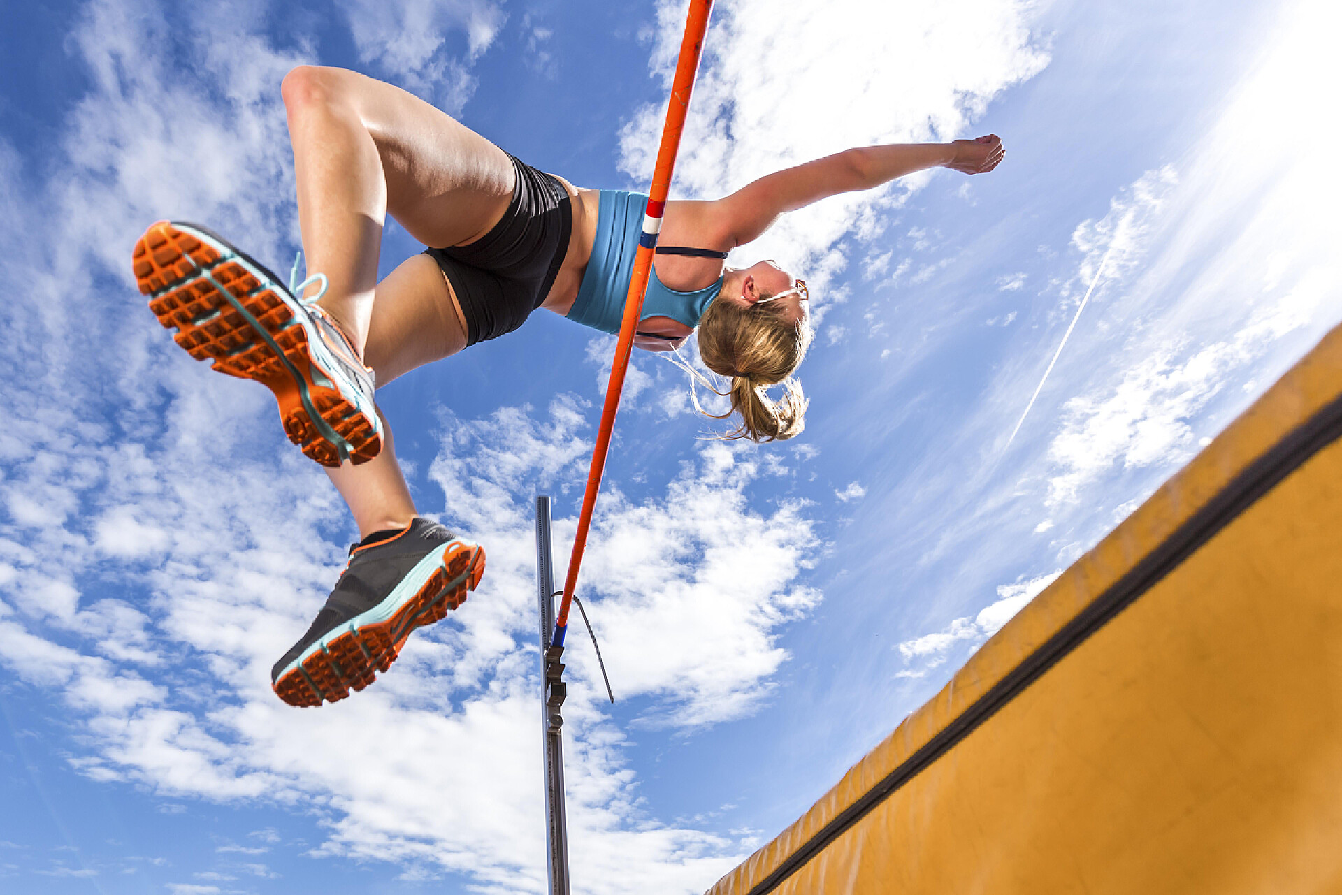 一个美丽的女子正在练习跳高年轻女子，18岁，跳高