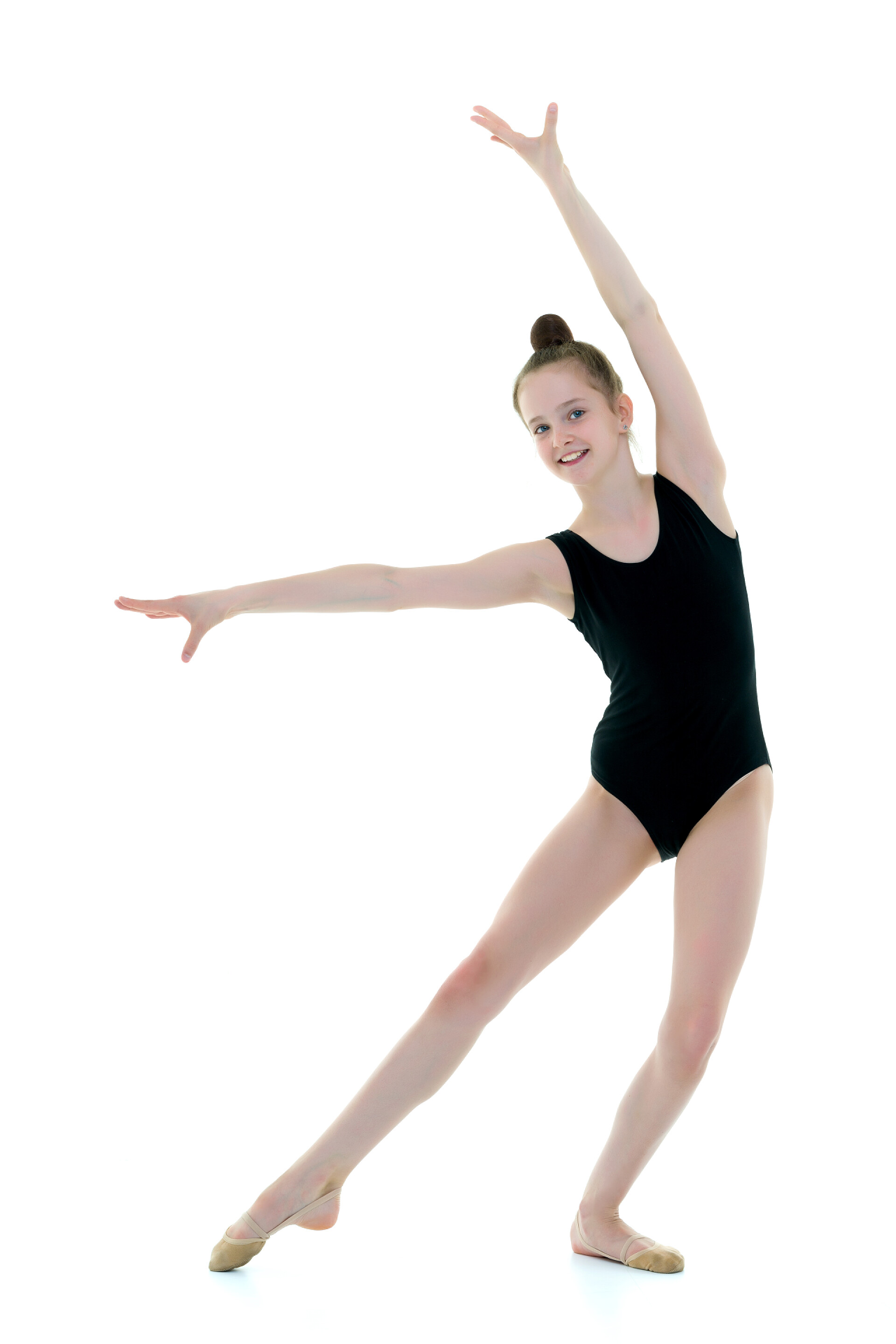 白色背景中一个女孩正在练习杂技动作体操运动员表演杂技部分.