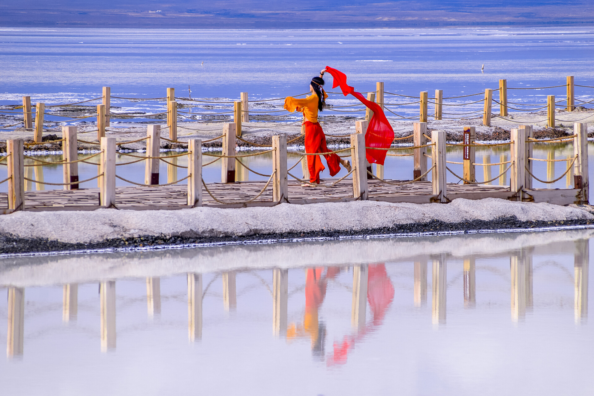 查卡盐湖城跳舞的女孩查卡盐湖风景秀丽,蓝天,座落在青海省.那个女孩在查卡盐湖城跳舞