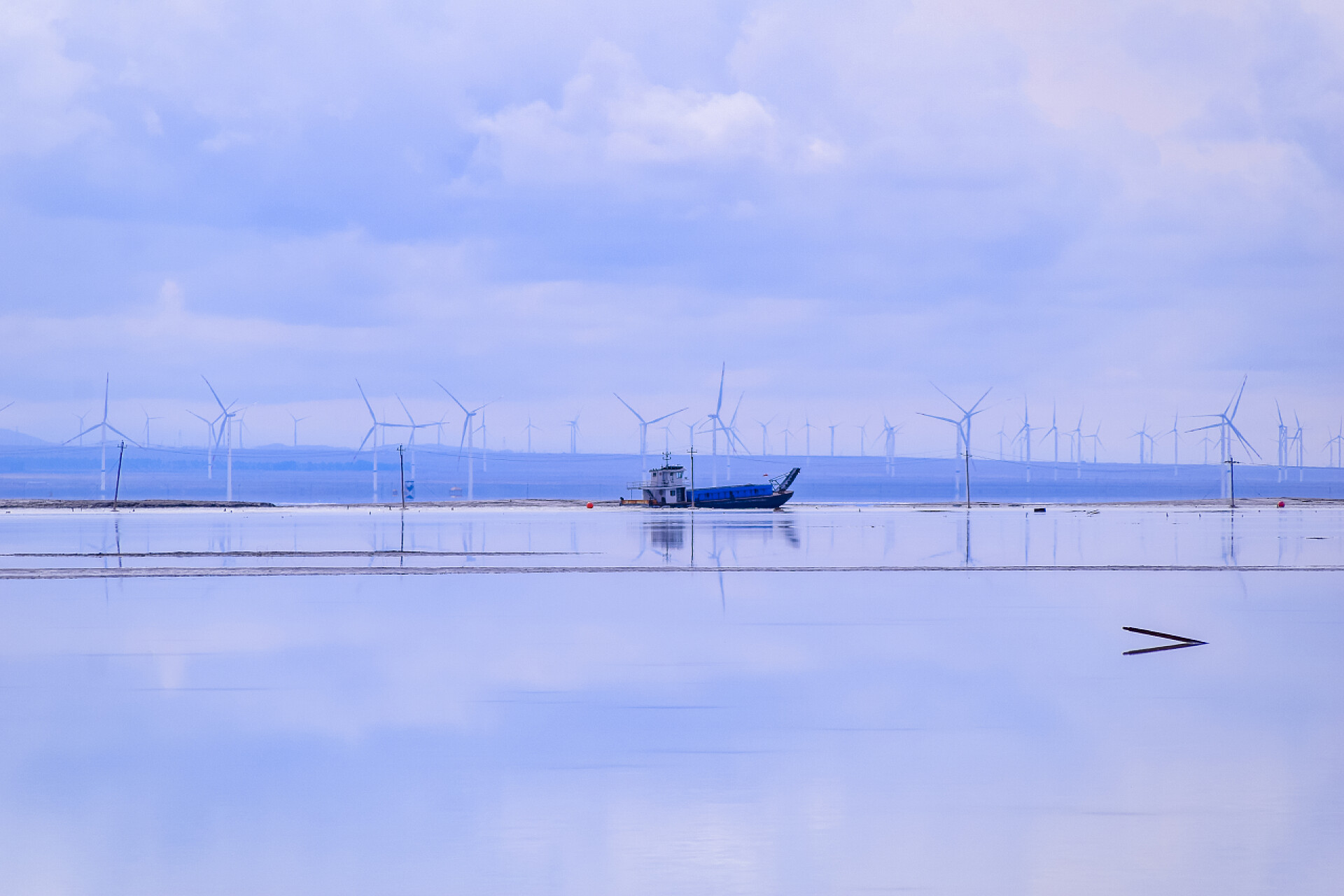 蓝天下清澈的查卡盐湖景观查卡盐湖景观蓝天，位于青海省.
