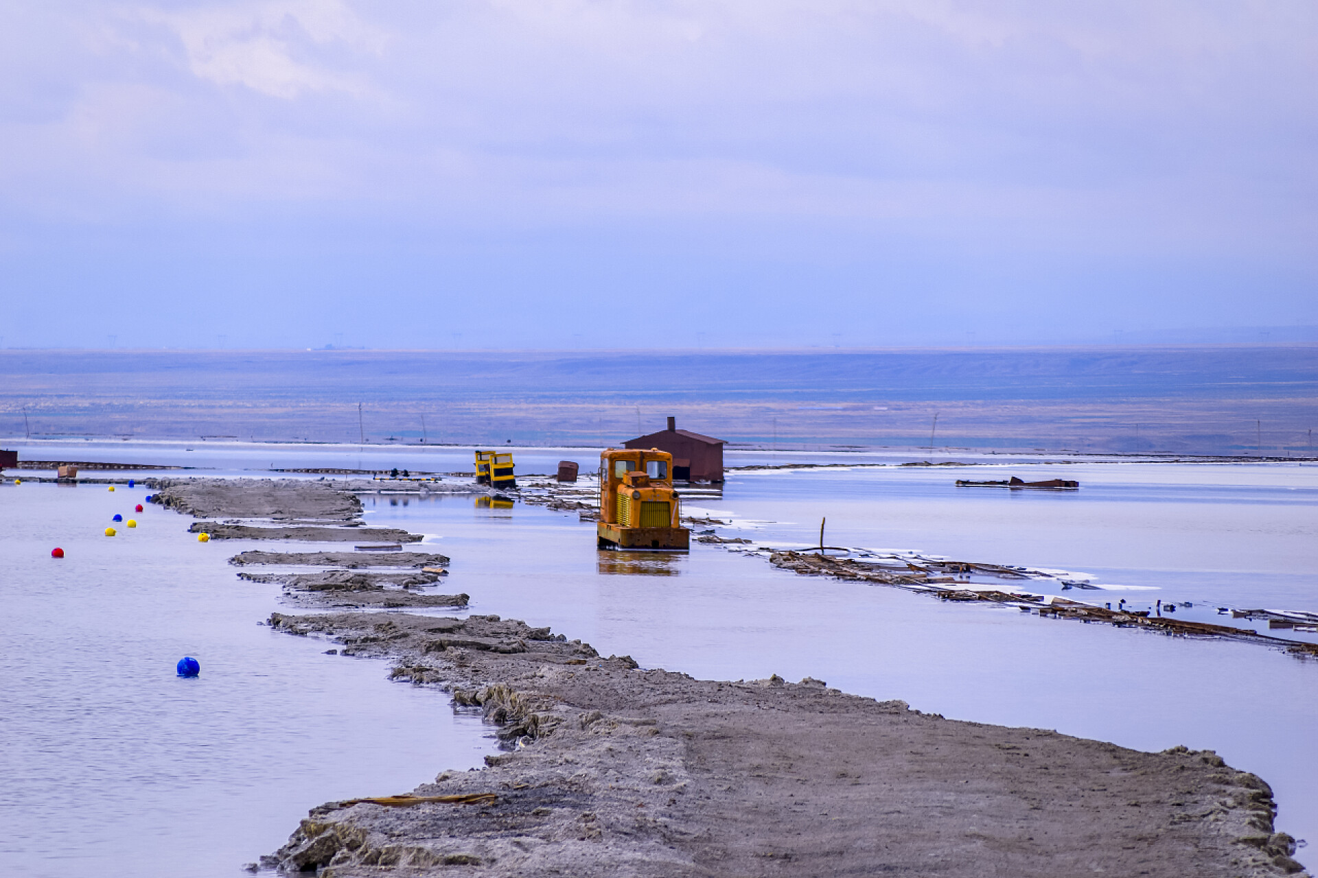蓝天下查卡盐湖旁的道路查卡盐湖景观蓝天，位于青海省.