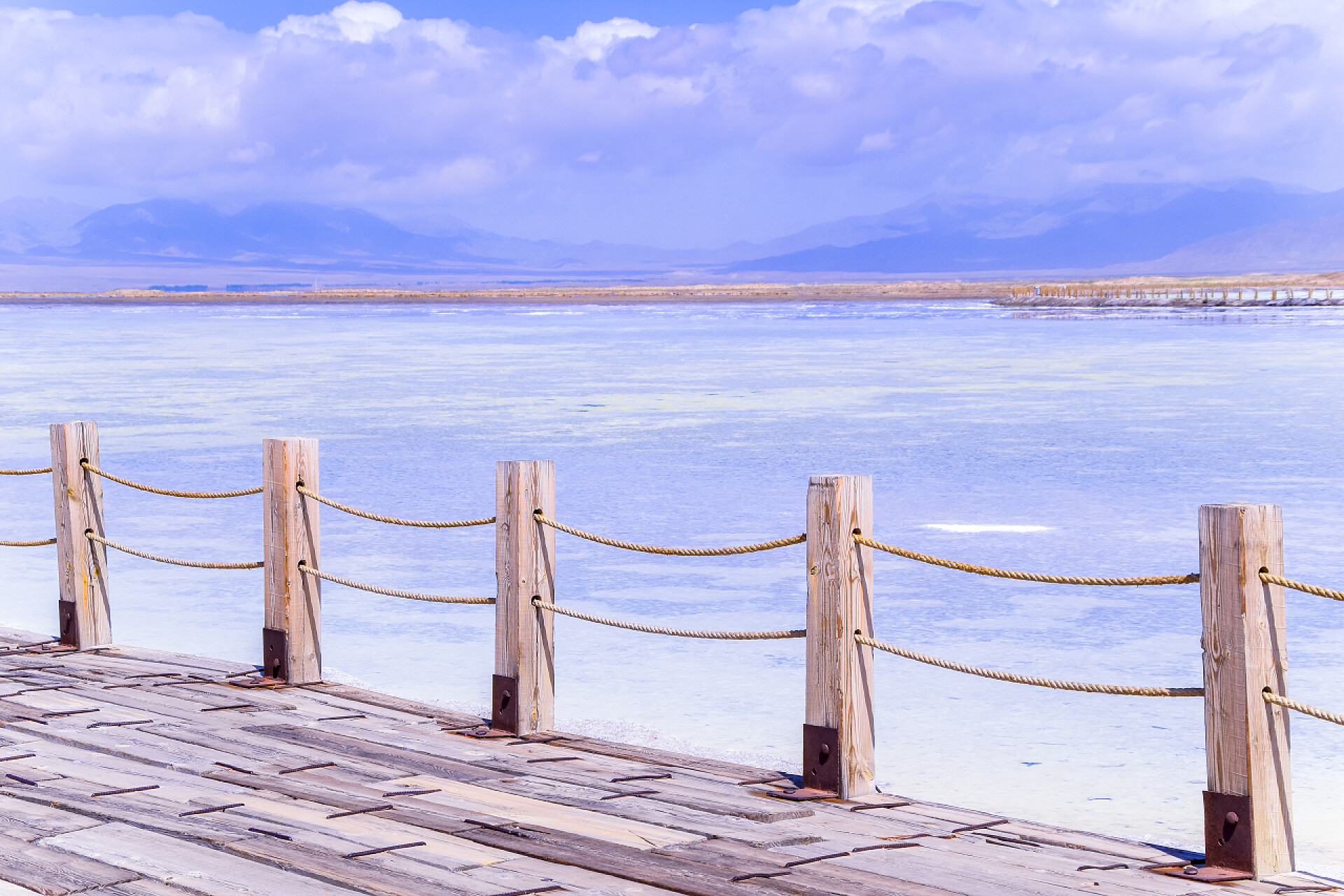 蓝天白云下的查卡盐湖景观查卡盐湖景观蓝天，位于青海省.