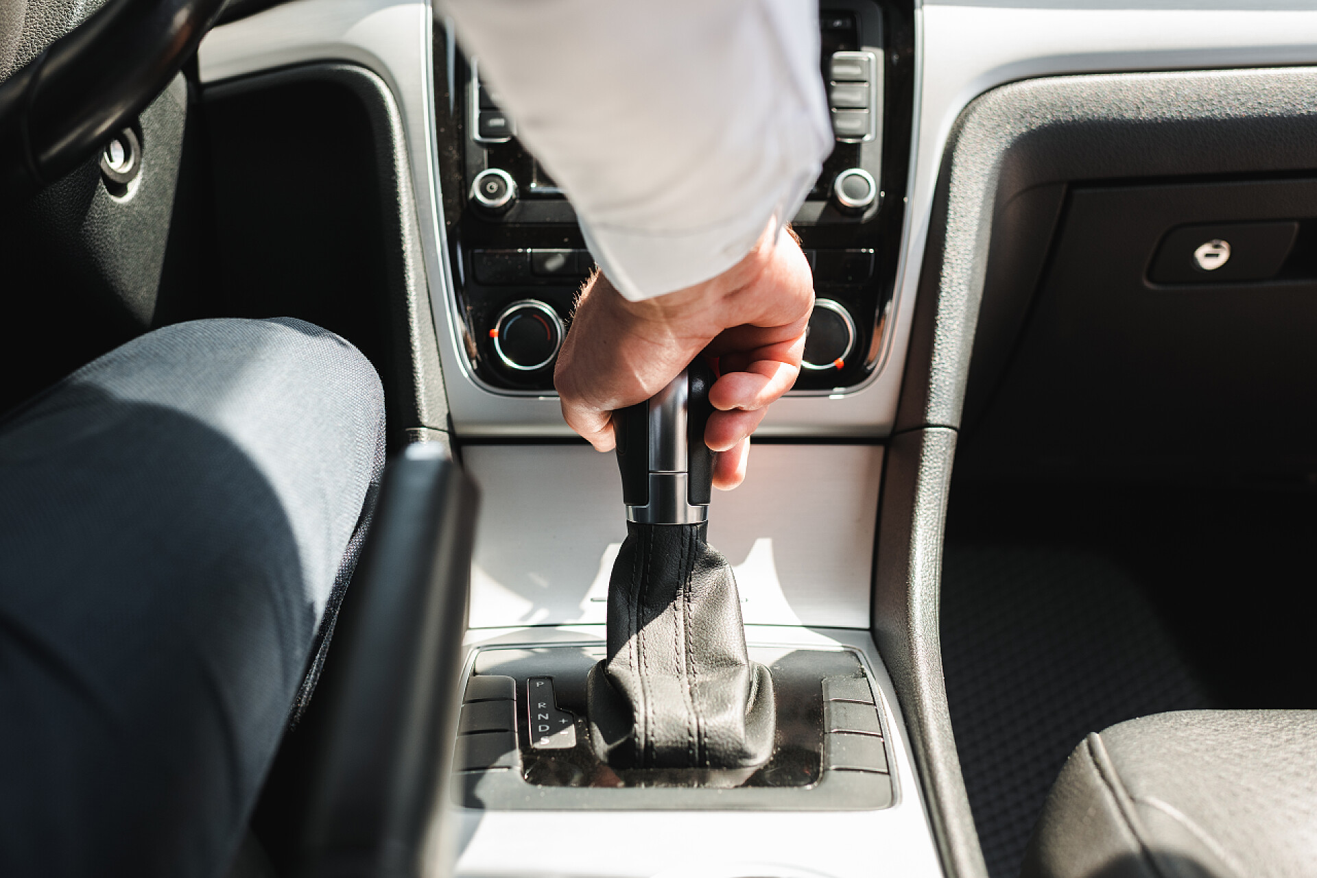 正在开车挂挡的男司机商人驾驶汽车时坐在司机座位上的倒影 