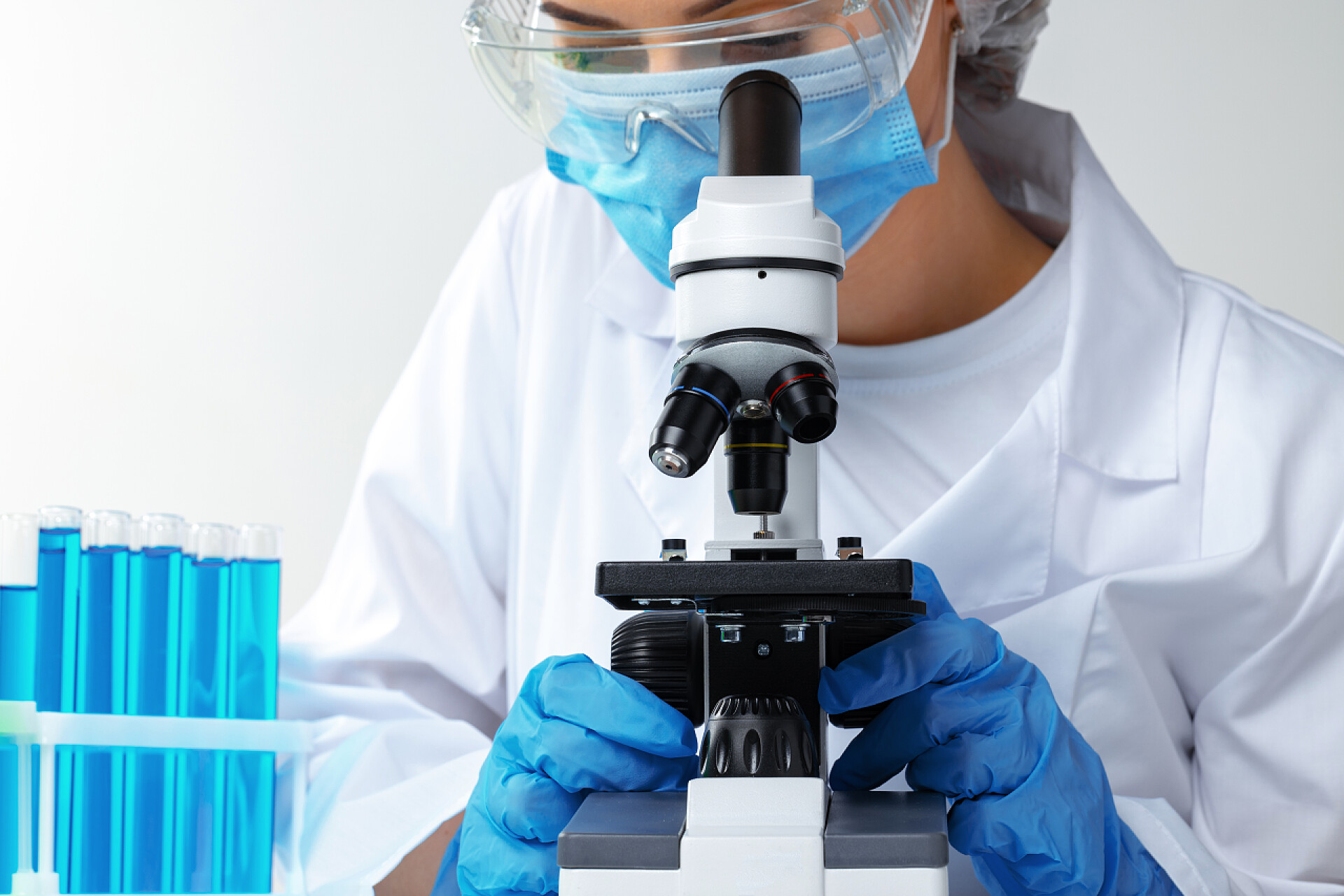 实验室内科学家用显微镜做实验女科学家在实验室的显微镜下观察