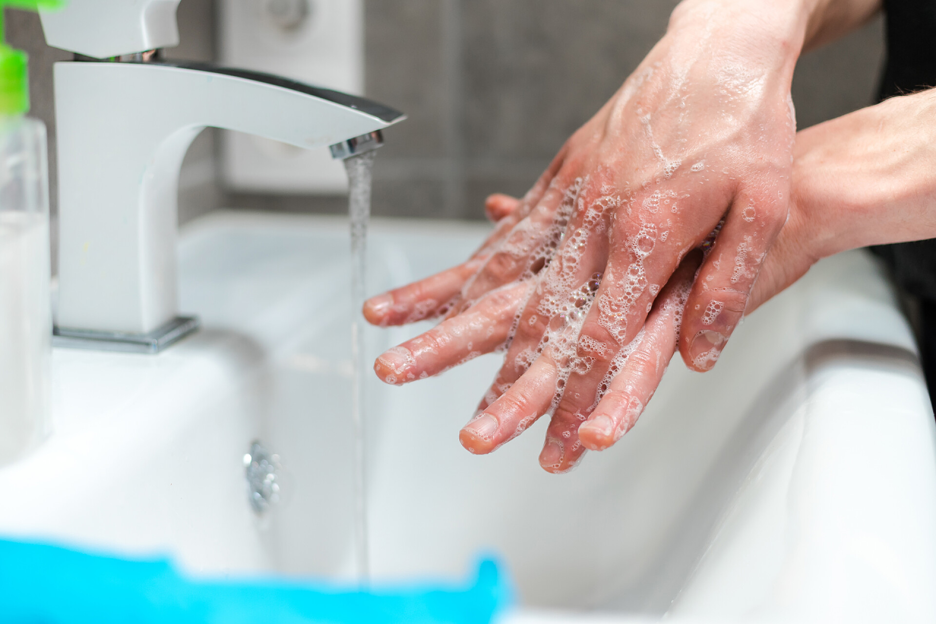 在洗手池洗手的人特写靠近点小心洗手的人 .