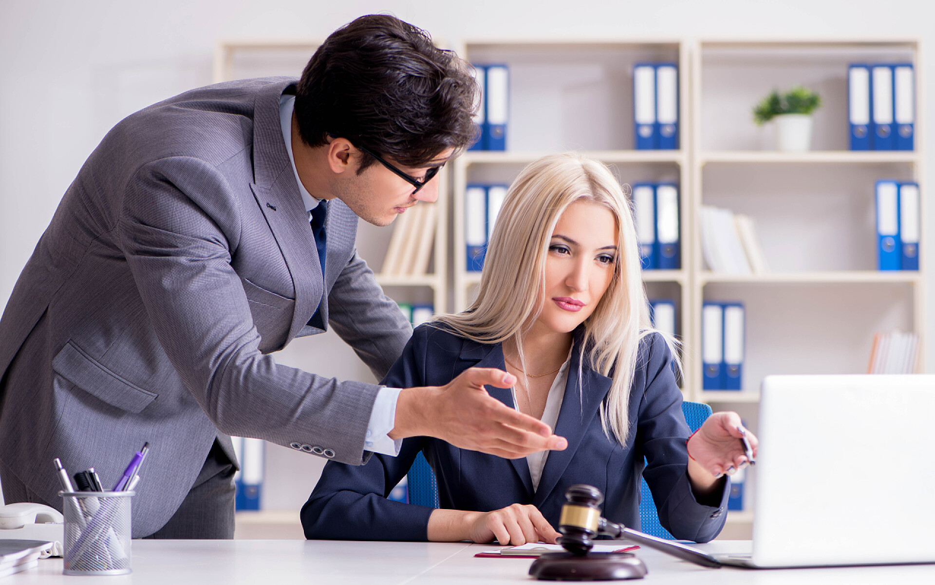 办公室里正在和客户讨论法律案件的律师律师与客户讨论法律案件