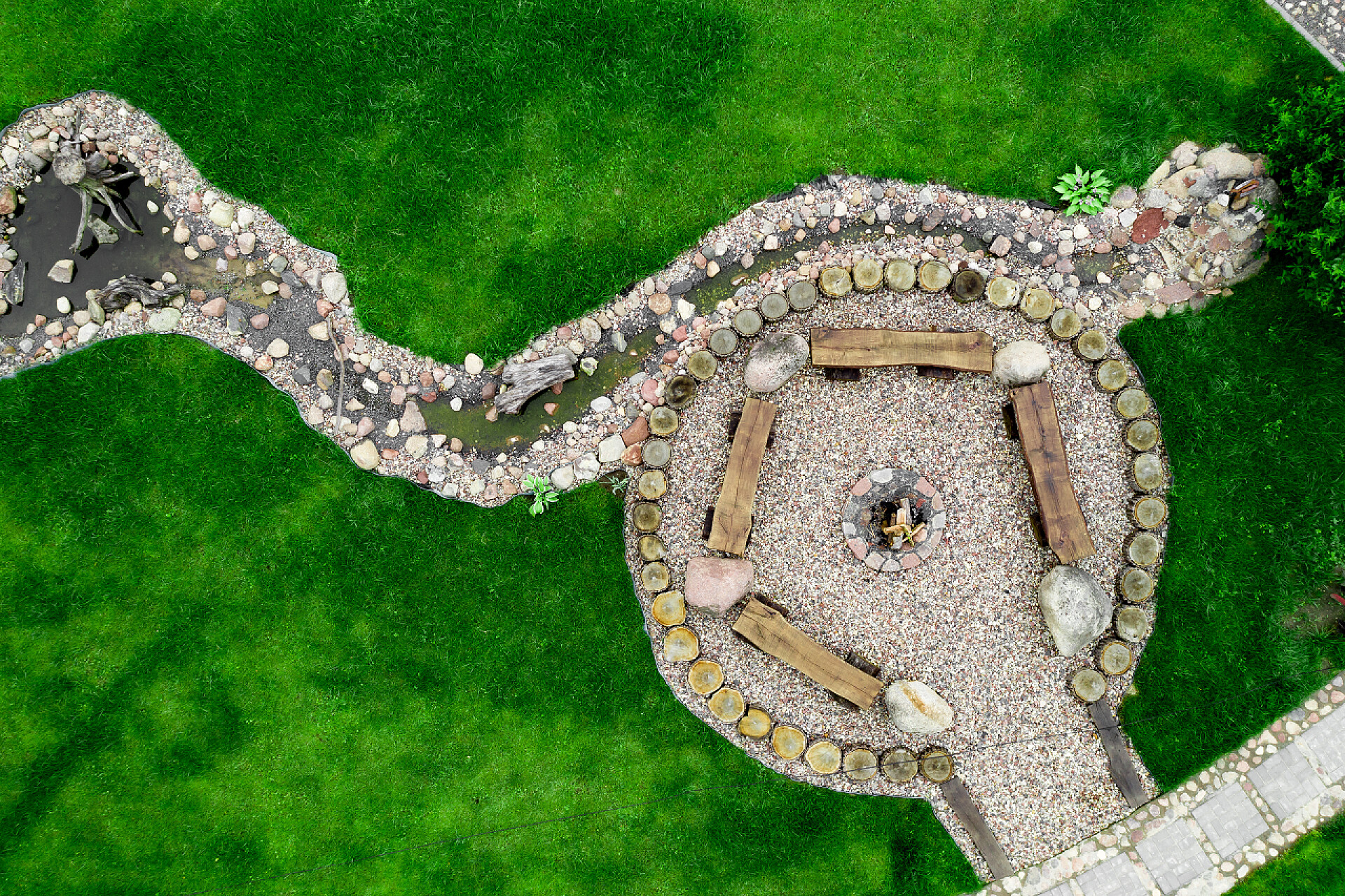 森林围绕着石板路林园景观俯视图消防及烧烤顶部景观的园林设计.