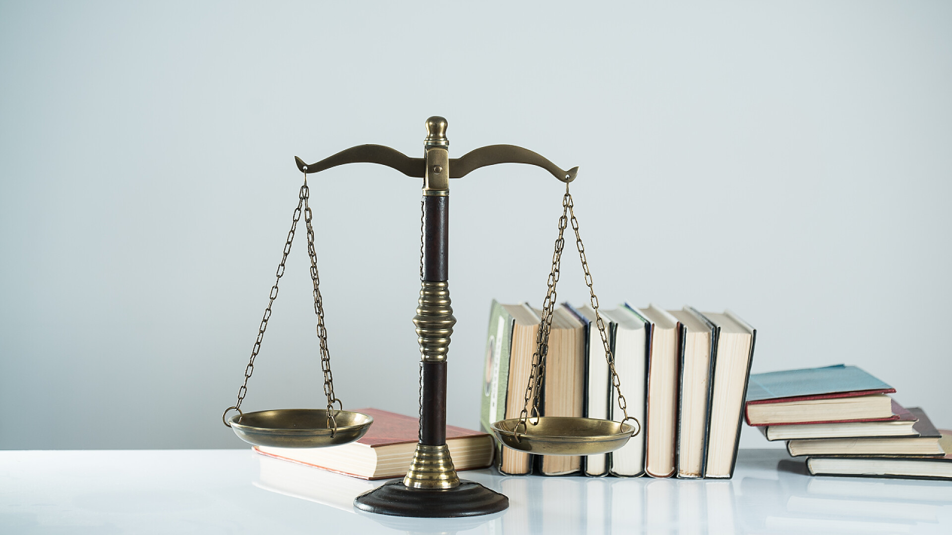 桌面上放置象征性平等和公平的平衡称平衡秤的闭合，重量平衡。法律和司法概念