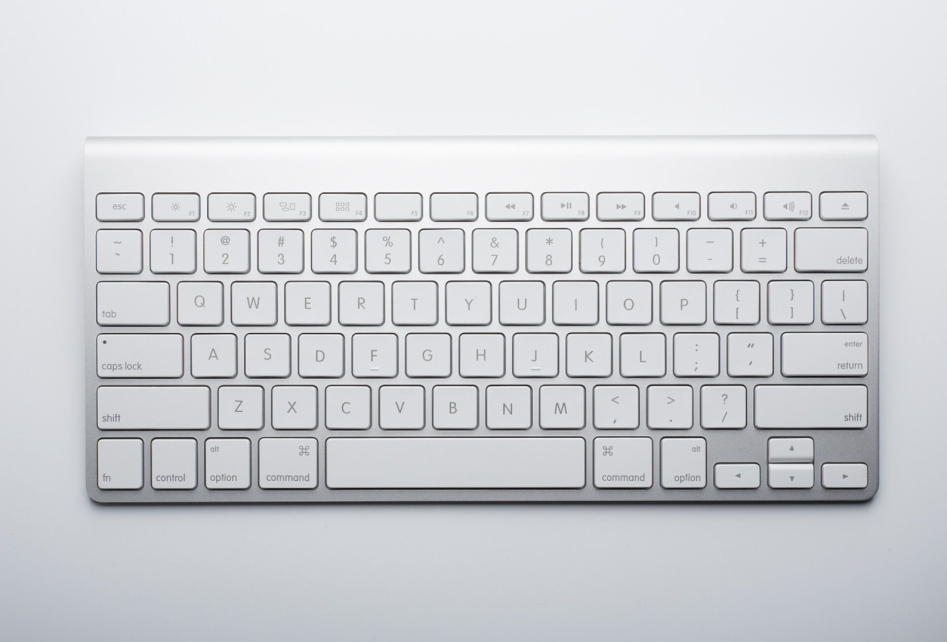 在白色背景上的白色外接键盘特写白色键盘在白色背景上隔离.