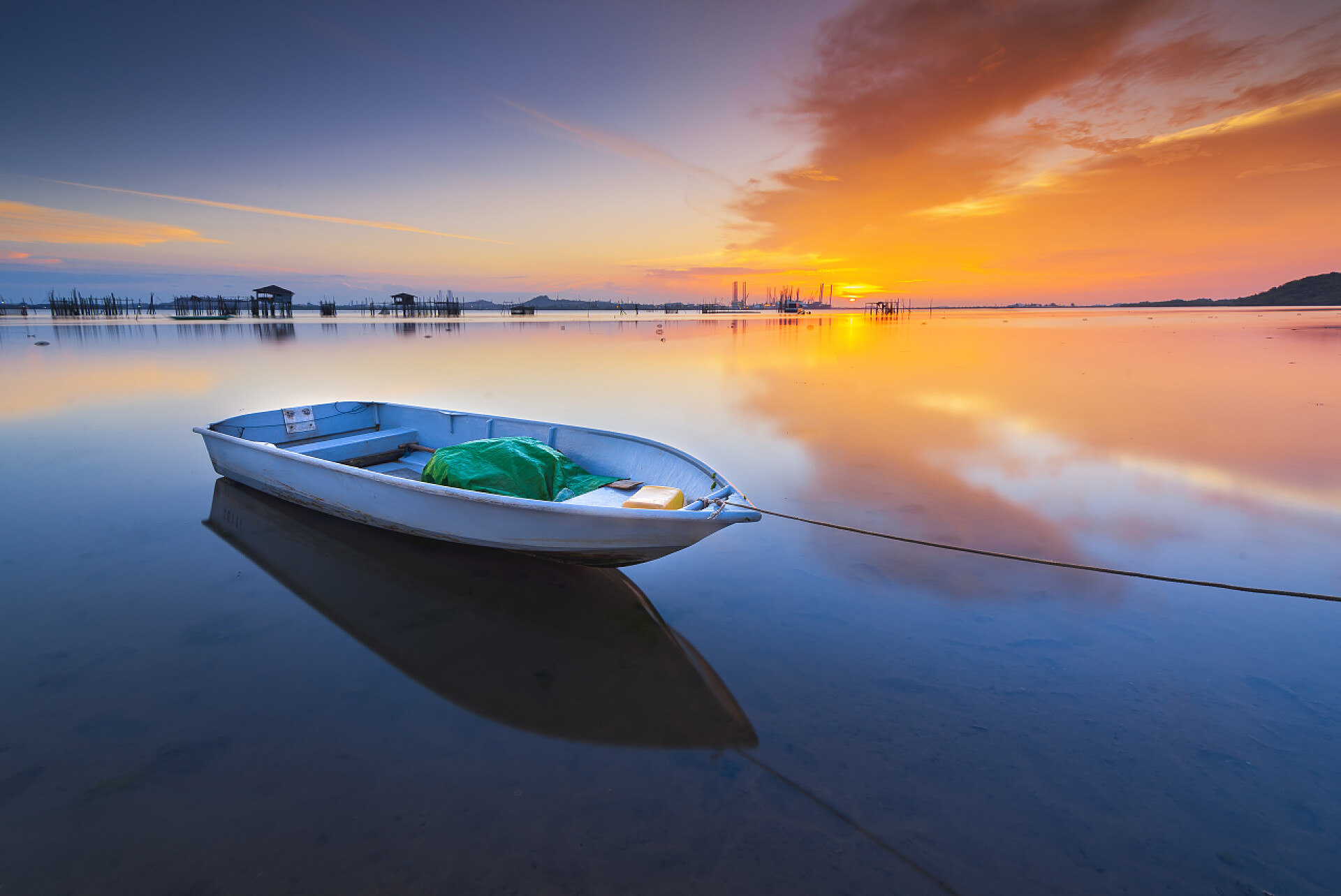 巴丹岛上马来海上一只用绳子拉着的白色小船巴丹岛上马来海岸的美丽氛围，是与家人和朋友放松身心的绝佳场所